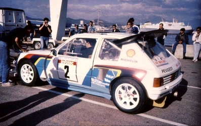 Timo Salonen - Seppo Harjanne
30º Tour de Corse - Rallye de France 1986. Peugeot 205 Turbo 16 E2 (237 FWH 75).
Abandonó por accidente en SS8 Muracciole - Abbazia de 50.00 km.

Todo el Equipo Martini Lancia abandona el Rallye a causa del fatal accidente de Henri Toivonen junto a su copiloto Sergio Cresto el 02-Mayo-1986.
D.E.P / R.I.P.

Del 1 al 3 de Mayo, Ajaccio, Córcega, Francia.
Superficie: asfalto.
El Rally tenia un total de 1551.00 km de los que 1122.34 km divididos en 30 tramos eran especiales. (4 de ellos fueron cancelados. SS12 Figarella - Cardo de 15.75 Km, SS18 Corte - Taverna de 26.84 Km, SS19 Moltifao - Speloncato de 38.16 Km y SS20 Corbara - Calenzana de 23.69 Km. Los 3 últimos por el fatal accidente de Henri y Sergio).
Tomaron la salida 122 equipos, finalizaron 31.

En esta edición habí­an 5 tramos de 50 o mas Km cronometrados, SS7 Cozzano - Col de la Serra de 50.84, SS8 Muracciole - Abbazia de 50.00, SS10 Pont d'Altiani - Pont St Laurent de 56.01, SS14 Prunelli - San Pancrazio de 55.67 y SS17 Campe Militaire - Corte de 58.14. Uno de mas de 70 km, SS23 Saint Roch - Suaricchio de 78.19, y otro, el último, SS30 Liamone - Suaricchio de 83.16 Km.

Aquí dejo los kilómetros de cada uno de los 30 tramos del Rally:

1ª ETAPA (01-Mayo-1986)
SS1 Verghia - Pont de la Masina de 38.09 km
SS2 Sainte Marie Sicche - Moca 1 de 23.96 km
SS3 Petreto - Aullene 1 de 20.03 km
SS4 Zerubia - Santa Giulia de 30.60 km
SS5 Sartene - Zonza de 44.23 km
SS6 Aullene - Zicavo de 25.59 km
SS7 Cozzano - Col de la Serra de 50.84 km
SS8 Muracciole - Abbazia de 50.00 km
SS9 Campo al Quarcio - Ponte de Noceta de 33.77 km
SS10 Pont d'Altiani - Pont St Laurent de 56.01 km
SS11 Ponte Rosso - Borgo de 42.29 km

TOTAL ETAPA 415.41 km

2ª ETAPA (02 Mayo-1986)
SS12 Figarella - Cardo (cancelado) de 15.75 km
SS13 Saint Florent - Col de San Stefano de 26.81 km
SS14 Prunelli - San Pancrazio de 55.67 km
SS15 Folelli - Santa Lucia di Moriani de 18.49 km
SS16 Moriani Plage - Orsoni de 20.10 km
SS17 Campe Militaire Corte de 58.14 km
SS18 Corte - Taverna (cancelado) de 26.84 km
SS19 Moltifao - Speloncato (cancelado) de 38.16 km
SS20 Corbara - Calenzana (cancelado) de 23.69 km

TOTAL ETAPA 283.65 km

3ª ETAPA (03-Mayo-1986)
SS21 Norte Dame de la Serra - Pont du Fango de 28.77 km
SS22 Fango - Ota de 48.59 km
SS23 Saint Roch - Suaricchio de 78.19 km
SS24 Tavera - Pont de Mezzana de 30.57 km
SS25 Sainte Marie Sicche - Moca 2 de 23.96 km
SS26 Petreto - Aullene 2 de 20.03 km
SS27 Sorbollano - Santa Giulia de 35.59 km
SS28 Calvese - Agosta Plage de 38.69 km
SS29 Plaine de Peri - Capiglioli de 35.73 km
SS30 Liamone - Suaricchio 83.16 km

TOTAL ETAPA 423.28 km.
@
Palabras clave: Timo_Salonen;Peugeot;Turbo;Grupo_B;Corcega;1986;Corse;Parque_Cerrado
