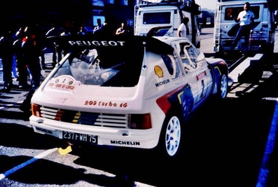 Timo Salonen - Seppo Harjanne
30º Tour de Corse - Rallye de France 1986. Peugeot 205 Turbo 16 E2 (237 FWH 75).
Abandonó por accidente en SS8 Muracciole - Abbazia de 50.00 km.

Todo el Equipo Martini Lancia abandona el Rallye a causa del fatal accidente de Henri Toivonen junto a su copiloto Sergio Cresto el 02-Mayo-1986.
D.E.P / R.I.P.

Del 1 al 3 de Mayo, Ajaccio, Córcega, Francia.
Superficie: asfalto.
El Rally tenia un total de 1551.00 km de los que 1122.34 km divididos en 30 tramos eran especiales. (4 de ellos fueron cancelados. SS12 Figarella - Cardo de 15.75 Km, SS18 Corte - Taverna de 26.84 Km, SS19 Moltifao - Speloncato de 38.16 Km y SS20 Corbara - Calenzana de 23.69 Km. Los 3 últimos por el fatal accidente de Henri y Sergio).
Tomaron la salida 122 equipos, finalizaron 31.

En esta edición habí­an 5 tramos de 50 o mas Km cronometrados, SS7 Cozzano - Col de la Serra de 50.84, SS8 Muracciole - Abbazia de 50.00, SS10 Pont d'Altiani - Pont St Laurent de 56.01, SS14 Prunelli - San Pancrazio de 55.67 y SS17 Campe Militaire - Corte de 58.14. Uno de mas de 70 km, SS23 Saint Roch - Suaricchio de 78.19, y otro, el último, SS30 Liamone - Suaricchio de 83.16 Km.

Aquí dejo los kilómetros de cada uno de los 30 tramos del Rally:

1ª ETAPA (01-Mayo-1986)
SS1 Verghia - Pont de la Masina de 38.09 km
SS2 Sainte Marie Sicche - Moca 1 de 23.96 km
SS3 Petreto - Aullene 1 de 20.03 km
SS4 Zerubia - Santa Giulia de 30.60 km
SS5 Sartene - Zonza de 44.23 km
SS6 Aullene - Zicavo de 25.59 km
SS7 Cozzano - Col de la Serra de 50.84 km
SS8 Muracciole - Abbazia de 50.00 km
SS9 Campo al Quarcio - Ponte de Noceta de 33.77 km
SS10 Pont d'Altiani - Pont St Laurent de 56.01 km
SS11 Ponte Rosso - Borgo de 42.29 km

TOTAL ETAPA 415.41 km

2ª ETAPA (02 Mayo-1986)
SS12 Figarella - Cardo (cancelado) de 15.75 km
SS13 Saint Florent - Col de San Stefano de 26.81 km
SS14 Prunelli - San Pancrazio de 55.67 km
SS15 Folelli - Santa Lucia di Moriani de 18.49 km
SS16 Moriani Plage - Orsoni de 20.10 km
SS17 Campe Militaire Corte de 58.14 km
SS18 Corte - Taverna (cancelado) de 26.84 km
SS19 Moltifao - Speloncato (cancelado) de 38.16 km
SS20 Corbara - Calenzana (cancelado) de 23.69 km

TOTAL ETAPA 283.65 km

3ª ETAPA (03-Mayo-1986)
SS21 Norte Dame de la Serra - Pont du Fango de 28.77 km
SS22 Fango - Ota de 48.59 km
SS23 Saint Roch - Suaricchio de 78.19 km
SS24 Tavera - Pont de Mezzana de 30.57 km
SS25 Sainte Marie Sicche - Moca 2 de 23.96 km
SS26 Petreto - Aullene 2 de 20.03 km
SS27 Sorbollano - Santa Giulia de 35.59 km
SS28 Calvese - Agosta Plage de 38.69 km
SS29 Plaine de Peri - Capiglioli de 35.73 km
SS30 Liamone - Suaricchio 83.16 km

TOTAL ETAPA 423.28 km.
@
Palabras clave: Timo_Salonen;Peugeot;Turbo;Grupo_B;Corcega;1986;Corse;Parque_Cerrado
