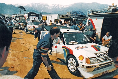 Asistencia del Equipo Peugeot Talbot Sport en el 30º Tour de Corse - Rallye de France 1986
#2 Peugeot 205 Turbo 16 E2 (237 FWH 75) de Timo Salonen - Seppo Harjanne, abandonò por accidente en SS8 Muracciole - Abbacia de 50.00 Km.

#5 Peugeot 205 Turbo 16 E2 (239 FWH 75) de Bruno Saby - Jean Francoise Fauchille, clasificado 1º.

El del final #10 (244 FWH 75) es el de Michèle Mouton - Fabrizia Pons, Abandonó por la caja de cambios en SS10 Pont d'Altiani - Pont St Laurent de 56.01 km.

Del 1 al 3 de Mayo, Ajaccio, Córcega, Francia.
Superficie: asfalto.

El Rally tenia un total de 1551.00 km de los que 1122.34 km divididos en 30 tramos eran especiales. (4 de ellos fueron cancelados. SS12 Figarella - Cardo de 15.75 Km, SS18 Corte - Taverna de 26.84 Km, SS19 Moltifao - Speloncato de 38.16 Km y SS20 Corbara - Calenzana de 23.69 Km. Los 3 últimos por el fatal accidente de Henri y Sergio).
Tomaron la salida 122 equipos, finalizaron 31.

En esta edición habí­an 5 tramos de 50 o mas Km cronometrados, SS7 Cozzano - Col de la Serra de 50.84, SS8 Muracciole - Abbazia de 50.00, SS10 Pont d'Altiani - Pont St Laurent de 56.01, SS14 Prunelli - San Pancrazio de 55.67 y SS17 Campe Militaire - Corte de 58.14. Uno de mas de 70 km, SS23 Saint Roch - Suaricchio de 78.19, y otro, el último, SS30 Liamone - Suaricchio de 83.16 Km.

Aquí dejo los kilómetros de cada uno de los 30 tramos del Rally:

1ª ETAPA (01-Mayo-1986)
SS1 Verghia - Pont de la Masina de 38.09 km
SS2 Sainte Marie Sicche - Moca 1 de 23.96 km
SS3 Petreto - Aullene 1 de 20.03 km
SS4 Zerubia - Santa Giulia de 30.60 km
SS5 Sartene - Zonza de 44.23 km
SS6 Aullene - Zicavo de 25.59 km
SS7 Cozzano - Col de la Serra de 50.84 km
SS8 Muracciole - Abbazia de 50.00 km
SS9 Campo al Quarcio - Ponte de Noceta de 33.77 km
SS10 Pont d'Altiani - Pont St Laurent de 56.01 km
SS11 Ponte Rosso - Borgo de 42.29 km

TOTAL ETAPA 415.41 km

2ª ETAPA (02 Mayo-1986)
SS12 Figarella - Cardo (cancelado) de 15.75 km
SS13 Saint Florent - Col de San Stefano de 26.81 km
SS14 Prunelli - San Pancrazio de 55.67 km
SS15 Folelli - Santa Lucia di Moriani de 18.49 km
SS16 Moriani Plage - Orsoni de 20.10 km
SS17 Campe Militaire Corte de 58.14 km
SS18 Corte - Taverna (cancelado) de 26.84 km
SS19 Moltifao - Speloncato (cancelado) de 38.16 km
SS20 Corbara - Calenzana (cancelado) de 23.69 km

TOTAL ETAPA 283.65 km

3ª ETAPA (03-Mayo-1986)
SS21 Norte Dame de la Serra - Pont du Fango de 28.77 km
SS22 Fango - Ota de 48.59 km
SS23 Saint Roch - Suaricchio de 78.19 km
SS24 Tavera - Pont de Mezzana de 30.57 km
SS25 Sainte Marie Sicche - Moca 2 de 23.96 km
SS26 Petreto - Aullene 2 de 20.03 km
SS27 Sorbollano - Santa Giulia de 35.59 km
SS28 Calvese - Agosta Plage de 38.69 km
SS29 Plaine de Peri - Capiglioli de 35.73 km
SS30 Liamone - Suaricchio 83.16 km

TOTAL ETAPA 423.28 km.
@
Palabras clave: Asistencias;Peugeot;Michele_Mouton;Timo_Salonen;Corse;Corcega;1986;Turbo;Grupo_B