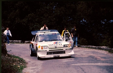 Timo Salonen - Seppo Harjanne
30º Tour de Corse - Rallye de France 1986. Peugeot 205 Turbo 16 E2 (237 FWH 75).
Abandonó por accidente en SS8 Muracciole - Abbazia de 50.00 km.

Todo el Equipo Martini Lancia abandona el Rallye a causa del fatal accidente de Henri Toivonen junto a su copiloto Sergio Cresto el 02-Mayo-1986.
D.E.P / R.I.P.

Del 1 al 3 de Mayo, Ajaccio, Córcega, Francia.
Superficie: asfalto.
El Rally tenia un total de 1551.00 km de los que 1122.34 km divididos en 30 tramos eran especiales. (4 de ellos fueron cancelados. SS12 Figarella - Cardo de 15.75 Km, SS18 Corte - Taverna de 26.84 Km, SS19 Moltifao - Speloncato de 38.16 Km y SS20 Corbara - Calenzana de 23.69 Km. Los 3 últimos por el fatal accidente de Henri y Sergio).
Tomaron la salida 122 equipos, finalizaron 31.

En esta edición habí­an 5 tramos de 50 o mas Km cronometrados, SS7 Cozzano - Col de la Serra de 50.84, SS8 Muracciole - Abbazia de 50.00, SS10 Pont d'Altiani - Pont St Laurent de 56.01, SS14 Prunelli - San Pancrazio de 55.67 y SS17 Campe Militaire - Corte de 58.14. Uno de mas de 70 km, SS23 Saint Roch - Suaricchio de 78.19, y otro, el último, SS30 Liamone - Suaricchio de 83.16 Km.

Aquí dejo los kilómetros de cada uno de los 30 tramos del Rally:

1ª ETAPA (01-Mayo-1986)
SS1 Verghia - Pont de la Masina de 38.09 km
SS2 Sainte Marie Sicche - Moca 1 de 23.96 km
SS3 Petreto - Aullene 1 de 20.03 km
SS4 Zerubia - Santa Giulia de 30.60 km
SS5 Sartene - Zonza de 44.23 km
SS6 Aullene - Zicavo de 25.59 km
SS7 Cozzano - Col de la Serra de 50.84 km
SS8 Muracciole - Abbazia de 50.00 km
SS9 Campo al Quarcio - Ponte de Noceta de 33.77 km
SS10 Pont d'Altiani - Pont St Laurent de 56.01 km
SS11 Ponte Rosso - Borgo de 42.29 km

TOTAL ETAPA 415.41 km

2ª ETAPA (02 Mayo-1986)
SS12 Figarella - Cardo (cancelado) de 15.75 km
SS13 Saint Florent - Col de San Stefano de 26.81 km
SS14 Prunelli - San Pancrazio de 55.67 km
SS15 Folelli - Santa Lucia di Moriani de 18.49 km
SS16 Moriani Plage - Orsoni de 20.10 km
SS17 Campe Militaire Corte de 58.14 km
SS18 Corte - Taverna (cancelado) de 26.84 km
SS19 Moltifao - Speloncato (cancelado) de 38.16 km
SS20 Corbara - Calenzana (cancelado) de 23.69 km

TOTAL ETAPA 283.65 km

3ª ETAPA (03-Mayo-1986)
SS21 Norte Dame de la Serra - Pont du Fango de 28.77 km
SS22 Fango - Ota de 48.59 km
SS23 Saint Roch - Suaricchio de 78.19 km
SS24 Tavera - Pont de Mezzana de 30.57 km
SS25 Sainte Marie Sicche - Moca 2 de 23.96 km
SS26 Petreto - Aullene 2 de 20.03 km
SS27 Sorbollano - Santa Giulia de 35.59 km
SS28 Calvese - Agosta Plage de 38.69 km
SS29 Plaine de Peri - Capiglioli de 35.73 km
SS30 Liamone - Suaricchio 83.16 km

TOTAL ETAPA 423.28 km.
@
Palabras clave: Timo_Salonen;Peugeot;Turbo;Grupo_B;Corcega;1986;Corse