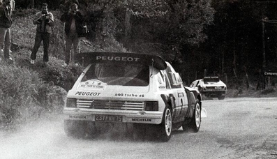 Timo Salonen - Seppo Harjanne
30º Tour de Corse - Rallye de France 1986. Peugeot 205 Turbo 16 E2 (237 FWH 75).
Abandonó por accidente en SS8 Muracciole - Abbazia de 50.00 km.

Todo el Equipo Martini Lancia abandona el Rallye a causa del fatal accidente de Henri Toivonen junto a su copiloto Sergio Cresto el 02-Mayo-1986.
D.E.P / R.I.P.

Del 1 al 3 de Mayo, Ajaccio, Córcega, Francia.
Superficie: asfalto.
El Rally tenia un total de 1551.00 km de los que 1122.34 km divididos en 30 tramos eran especiales. (4 de ellos fueron cancelados. SS12 Figarella - Cardo de 15.75 Km, SS18 Corte - Taverna de 26.84 Km, SS19 Moltifao - Speloncato de 38.16 Km y SS20 Corbara - Calenzana de 23.69 Km. Los 3 últimos por el fatal accidente de Henri y Sergio).
Tomaron la salida 122 equipos, finalizaron 31.

En esta edición habí­an 5 tramos de 50 o mas Km cronometrados, SS7 Cozzano - Col de la Serra de 50.84, SS8 Muracciole - Abbazia de 50.00, SS10 Pont d'Altiani - Pont St Laurent de 56.01, SS14 Prunelli - San Pancrazio de 55.67 y SS17 Campe Militaire - Corte de 58.14. Uno de mas de 70 km, SS23 Saint Roch - Suaricchio de 78.19, y otro, el último, SS30 Liamone - Suaricchio de 83.16 Km.

Aquí dejo los kilómetros de cada uno de los 30 tramos del Rally:

1ª ETAPA (01-Mayo-1986)
SS1 Verghia - Pont de la Masina de 38.09 km
SS2 Sainte Marie Sicche - Moca 1 de 23.96 km
SS3 Petreto - Aullene 1 de 20.03 km
SS4 Zerubia - Santa Giulia de 30.60 km
SS5 Sartene - Zonza de 44.23 km
SS6 Aullene - Zicavo de 25.59 km
SS7 Cozzano - Col de la Serra de 50.84 km
SS8 Muracciole - Abbazia de 50.00 km
SS9 Campo al Quarcio - Ponte de Noceta de 33.77 km
SS10 Pont d'Altiani - Pont St Laurent de 56.01 km
SS11 Ponte Rosso - Borgo de 42.29 km

TOTAL ETAPA 415.41 km

2ª ETAPA (02 Mayo-1986)
SS12 Figarella - Cardo (cancelado) de 15.75 km
SS13 Saint Florent - Col de San Stefano de 26.81 km
SS14 Prunelli - San Pancrazio de 55.67 km
SS15 Folelli - Santa Lucia di Moriani de 18.49 km
SS16 Moriani Plage - Orsoni de 20.10 km
SS17 Campe Militaire Corte de 58.14 km
SS18 Corte - Taverna (cancelado) de 26.84 km
SS19 Moltifao - Speloncato (cancelado) de 38.16 km
SS20 Corbara - Calenzana (cancelado) de 23.69 km

TOTAL ETAPA 283.65 km

3ª ETAPA (03-Mayo-1986)
SS21 Norte Dame de la Serra - Pont du Fango de 28.77 km
SS22 Fango - Ota de 48.59 km
SS23 Saint Roch - Suaricchio de 78.19 km
SS24 Tavera - Pont de Mezzana de 30.57 km
SS25 Sainte Marie Sicche - Moca 2 de 23.96 km
SS26 Petreto - Aullene 2 de 20.03 km
SS27 Sorbollano - Santa Giulia de 35.59 km
SS28 Calvese - Agosta Plage de 38.69 km
SS29 Plaine de Peri - Capiglioli de 35.73 km
SS30 Liamone - Suaricchio 83.16 km

TOTAL ETAPA 423.28 km.
@
Palabras clave: Timo_Salonen;Peugeot;Turbo;Grupo_B;Corcega;1986;Corse