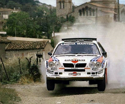 Markku Alén - Ilkka Kivimaki
33º Acrópolis Rally 1986. Lancia Delta S4 (TO 76794E). Abandonó por motor en SS43 Desfina de 7.57 Km.
Martini Lancia

Del 2 al 4 de Junio, Atenas, Grecia.
Superficie: tierra.

El Rally tení­a un total de 1890.00 km de los que 572.13 km divididos en 46 tramos eran especiales (8 de ellas fueron cancelados SS8, SS9, SS10, SS14, SS16, SS21, SS36 y SS45)

Tomaron la salida 101 equipos, finalizaron 34.@
Palabras clave: Lancia;Grupo_B;Delta;Acropolis;1986;Grecia
