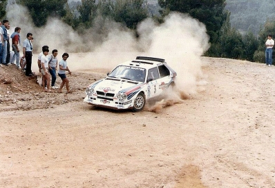 Markku Alén - Ilkka Kivimaki
33º Acrópolis Rally 1986. Lancia Delta S4 (TO 76794E). Abandonó por motor en SS43 Desfina de 7.57 Km.
Martini Lancia

Del 2 al 4 de Junio, Atenas, Grecia.
Superficie: tierra.

El Rally tení­a un total de 1890.00 km de los que 572.13 km divididos en 46 tramos eran especiales (8 de ellas fueron cancelados SS8, SS9, SS10, SS14, SS16, SS21, SS36 y SS45)

Tomaron la salida 101 equipos, finalizaron 34.@
Palabras clave: Lancia;Grupo_B;Delta;Acropolis;1986;Grecia
