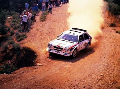 Markku Alén - Ilkka Kivimaki
33º Acrópolis Rally 1986. Lancia Delta S4 (TO 76794E). Abandonó por motor en SS43 Desfina de 7.57 Km.
Martini Lancia

Del 2 al 4 de Junio, Atenas, Grecia.
Superficie: tierra.

El Rally tení­a un total de 1890.00 km de los que 572.13 km divididos en 46 tramos eran especiales (8 de ellas fueron cancelados SS8, SS9, SS10, SS14, SS16, SS21, SS36 y SS45)

Tomaron la salida 101 equipos, finalizaron 34.@
Palabras clave: Lancia;Grupo_B;Delta;Acropolis;1986;Grecia