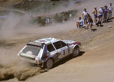 Markku Alén - Ilkka Kivimaki
33º Acrópolis Rally 1986. Lancia Delta S4 (TO 76794E). Abandonó por motor en SS43 Desfina de 7.57 Km.
Martini Lancia

Del 2 al 4 de Junio, Atenas, Grecia.
Superficie: tierra.

El Rally tení­a un total de 1890.00 km de los que 572.13 km divididos en 46 tramos eran especiales (8 de ellas fueron cancelados SS8, SS9, SS10, SS14, SS16, SS21, SS36 y SS45)

Tomaron la salida 101 equipos, finalizaron 34.@
Palabras clave: Lancia;Grupo_B;Delta;Acropolis;1986;Grecia