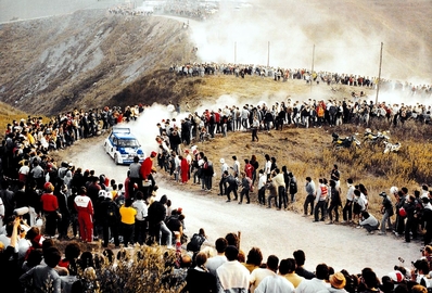 Anthony (Tony) Pond - Rob Arthur
28º Rally Sanremo 1986. MG Metro 6R4 (C98 KOG). Abandonó por accidente en SS32 Passo Ghimbegna 1 de 19.79 km.

Equipo Peugeot descalificado
El tercer dí­a del Rally se examinó el Peugeot y se decreto que las aletas de la parte de abajo eran en realidad faldillas. Las faldillas habí­an sido prohibidas después del Córcega, y a pesar de que los coches habí­an pasado las verificaciones pre-rally, se excluyeron todos los Peugeot de inmediato. Peugeot llevó el asunto a la FISA en diciembre, y decidió que la exclusión era ilegal.

Todos los puntos del Rally para el Campeonato se anularon, por eso Sanremo de 1986 no pudo considerarse una prueba de WRC, y por eso Markku Alén fue Campeón del Mundo durante tan solo 10 dí­as.

Del 13 al 17 de Octubre, Sanremo, Imperia, Italia.
Superficie: asfalto - tierra.

El Rally tenía un total de 2148.69 Km de los que 532.60 Km divididos en 40 tramos eran especiales (2 de ellos fueron cancelados SS8 Santa Luce de 12.30 Km y SS22 La Sela 2 de 10.15 Km).

Tomaron la salida 118 equipos, finalizaron 38.
@
Palabras clave: Tony_Pond;Metro;Grupo_B;MG;Sanremo;1986;