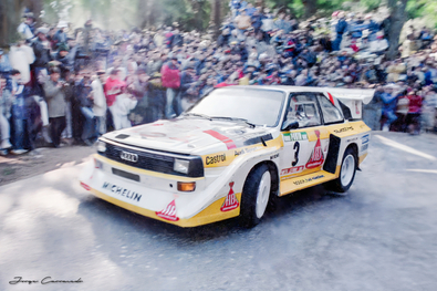 Walter Röhrl - Christian Geistdörfer
20º Rallye de Portugal - Vinho do Porto 1986. Audi Quattro Sport S1 E2 (IN-NR 43).

Todos los equipos "top" abandonan la prueba a causa del accidente de Joaquin Santos - Miguel Oliveira con su Ford RS200 el cual se estrella contra el público que abarrotaba las cunetas de los tramos por donde transcurría el Rallye. En el accidente fallecieron 3 espectadores y muchos otros sufrieron heridas de mayor y menor gravedad. Todos los pilotos estaban indignados con el comportamiento del público, irresponsable y peligroso.
Hay que decir que habí­a público de todas las nacionalidades, pasó en Portugal como podrí­a haber pasado en cualquier otro Rallye del sur de Europa.
Henri fue quien comunicó a la prensa la unánime decisión de los pilotos.

Del 5 al 8 de Marzo, Estoril, Portugal.
Superficie: asfalto - tierra.
El Rallye tenía un total de 2,428.47 km de los que 703.50 km divididos en 48 tramos eran especiales, (7 de ellos fueron cancelados a causa del accidente de Santos, SS3 Sintra 1 de 10.50 km donde sucedio el accidente, SS4 Lagoa Azul 2 de 5.00 km, SS5 Peninha 2 de 6.50 km, SS6 Sintra 2 de 10.50 km, SS7 Lagoa Azul 3 de 5.00 km, SS8 Peninha 3 de 6.50 km, SS9 Sintra 3 de 10.50 km.
Tomaron la salida 111 equipos, finalizaron 35.

© Jorge Carracedo
@
Palabras clave: Walter_Röhrl;Grupo_B;Audi;Quattro;Sport;Portugal;1986