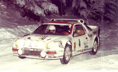 Antonio Zanini Sans - Josep Autet
34º Rally Costa Brava 1986. Ford RS200. Abandonó por fuga de combustible.

Del 21 al 23 de Febrero, Lloret de Mar, Girona, Catalunya, España.
Superficie: asfalto - tierra. 557.00 km

El Rally tenia un total de 1293.91 Km de los que 557.07 Km divididos en 29 tramos eran especiales.

Se inscribieron 110 equipos, tomaron la salida 94, finalizaron 30.

© Joan Aymami Fotoracing
@
Palabras clave: ;Josep_Autet;Ford;RS200;grupo_B;Costa_Brava;1986;nieve