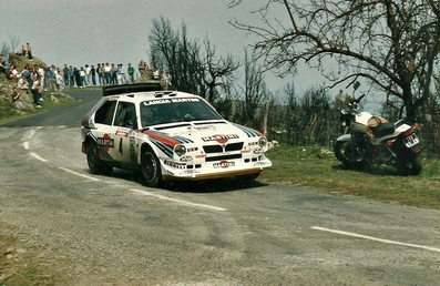 Henri Toivonen - Sergio Cresto
30º Tour de Corse 1986. Lancia Delta S4 (TO 73074E).
El 02-05-1986 sufrieron accidente mortal (D.E.P. / R.I.P.).

Del 1 al 3 de Mayo, Ajaccio, Córcega, Francia.
Superficie: asfalto.
El Rally tenia un total de 1551.00 km de los que 1122.34 km divididos en 30 tramos eran especiales. (4 de ellos fueron cancelados. SS12 Figarella - Cardo de 15.75 Km, SS18 Corte - Taverna de 26.84 Km, SS19 Moltifao - Speloncato de 38.16 Km y SS20 Corbara - Calenzana de 23.69 Km. Los 3 últimos por el fatal accidente de Henri y Sergio).
Tomaron la salida 122 equipos, finalizaron 31.

En esta edición habí­an 5 tramos de 50 o mas Km cronometrados, SS7 Cozzano - Col de la Serra de 50.84, SS8 Muracciole - Abbazia de 50.00, SS10 Pont d'Altiani - Pont St Laurent de 56.01, SS14 Prunelli - San Pancrazio de 55.67 y SS17 Campe Militaire - Corte de 58.14. Uno de mas de 70 km, SS23 Saint Roch - Suaricchio de 78.19, y otro, el último, SS30 Liamone - Suaricchio de 83.16 Km.

Aquí dejo los kilómetros de cada uno de los 30 tramos del Rally:

1ª ETAPA (01-Mayo-1986)
SS1 Verghia - Pont de la Masina de 38.09 km
SS2 Sainte Marie Sicche - Moca 1 de 23.96 km
SS3 Petreto - Aullene 1 de 20.03 km
SS4 Zerubia - Santa Giulia de 30.60 km
SS5 Sartene - Zonza de 44.23 km
SS6 Aullene - Zicavo de 25.59 km
SS7 Cozzano - Col de la Serra de 50.84 km
SS8 Muracciole - Abbazia de 50.00 km
SS9 Campo al Quarcio - Ponte de Noceta de 33.77 km
SS10 Pont d'Altiani - Pont St Laurent de 56.01 km
SS11 Ponte Rosso - Borgo de 42.29 km

TOTAL ETAPA 415.41 km

2ª ETAPA (02 Mayo-1986)
SS12 Figarella - Cardo (cancelado) de 15.75 km
SS13 Saint Florent - Col de San Stefano de 26.81 km
SS14 Prunelli - San Pancrazio de 55.67 km
SS15 Folelli - Santa Lucia di Moriani de 18.49 km
SS16 Moriani Plage - Orsoni de 20.10 km
SS17 Campe Militaire Corte de 58.14 km
SS18 Corte - Taverna (cancelado) de 26.84 km
SS19 Moltifao - Speloncato (cancelado) de 38.16 km
SS20 Corbara - Calenzana (cancelado) de 23.69 km

TOTAL ETAPA 283.65 km

3ª ETAPA (03-Mayo-1986)
SS21 Norte Dame de la Serra - Pont du Fango de 28.77 km
SS22 Fango - Ota de 48.59 km
SS23 Saint Roch - Suaricchio de 78.19 km
SS24 Tavera - Pont de Mezzana de 30.57 km
SS25 Sainte Marie Sicche - Moca 2 de 23.96 km
SS26 Petreto - Aullene 2 de 20.03 km
SS27 Sorbollano - Santa Giulia de 35.59 km
SS28 Calvese - Agosta Plage de 38.69 km
SS29 Plaine de Peri - Capiglioli de 35.73 km
SS30 Liamone - Suaricchio 83.16 km

TOTAL ETAPA 423.28 km.
SUMANDO LAS TRES ETAPAS, ESTAMOS HABLANDO DE 1122.34 KM CRONOMETRADOS... UNA SALVAJADA...
@
Palabras clave: Henri_Toivonen;Sergio_Cresto;Lancia;Delta;Grupo_B;Corcega;1986;Corse