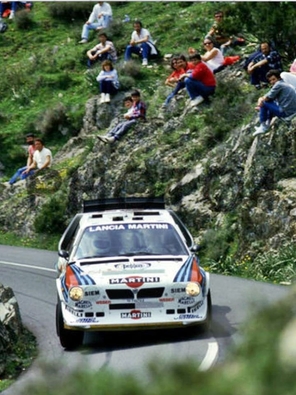 Henri Toivonen - Sergio Cresto
30º Tour de Corse 1986. Lancia Delta S4 (TO 73074E).
El 02-05-1986 sufrieron accidente mortal (D.E.P. / R.I.P.).

Del 1 al 3 de Mayo, Ajaccio, Córcega, Francia.
Superficie: asfalto.
El Rally tenia un total de 1551.00 km de los que 1122.34 km divididos en 30 tramos eran especiales. (4 de ellos fueron cancelados. SS12 Figarella - Cardo de 15.75 Km, SS18 Corte - Taverna de 26.84 Km, SS19 Moltifao - Speloncato de 38.16 Km y SS20 Corbara - Calenzana de 23.69 Km. Los 3 últimos por el fatal accidente de Henri y Sergio).
Tomaron la salida 122 equipos, finalizaron 31.

En esta edición habí­an 5 tramos de 50 o mas Km cronometrados, SS7 Cozzano - Col de la Serra de 50.84, SS8 Muracciole - Abbazia de 50.00, SS10 Pont d'Altiani - Pont St Laurent de 56.01, SS14 Prunelli - San Pancrazio de 55.67 y SS17 Campe Militaire - Corte de 58.14. Uno de mas de 70 km, SS23 Saint Roch - Suaricchio de 78.19, y otro, el último, SS30 Liamone - Suaricchio de 83.16 Km.

Aquí dejo los kilómetros de cada uno de los 30 tramos del Rally:

1ª ETAPA (01-Mayo-1986)
SS1 Verghia - Pont de la Masina de 38.09 km
SS2 Sainte Marie Sicche - Moca 1 de 23.96 km
SS3 Petreto - Aullene 1 de 20.03 km
SS4 Zerubia - Santa Giulia de 30.60 km
SS5 Sartene - Zonza de 44.23 km
SS6 Aullene - Zicavo de 25.59 km
SS7 Cozzano - Col de la Serra de 50.84 km
SS8 Muracciole - Abbazia de 50.00 km
SS9 Campo al Quarcio - Ponte de Noceta de 33.77 km
SS10 Pont d'Altiani - Pont St Laurent de 56.01 km
SS11 Ponte Rosso - Borgo de 42.29 km

TOTAL ETAPA 415.41 km

2ª ETAPA (02 Mayo-1986)
SS12 Figarella - Cardo (cancelado) de 15.75 km
SS13 Saint Florent - Col de San Stefano de 26.81 km
SS14 Prunelli - San Pancrazio de 55.67 km
SS15 Folelli - Santa Lucia di Moriani de 18.49 km
SS16 Moriani Plage - Orsoni de 20.10 km
SS17 Campe Militaire Corte de 58.14 km
SS18 Corte - Taverna (cancelado) de 26.84 km
SS19 Moltifao - Speloncato (cancelado) de 38.16 km
SS20 Corbara - Calenzana (cancelado) de 23.69 km

TOTAL ETAPA 283.65 km

3ª ETAPA (03-Mayo-1986)
SS21 Norte Dame de la Serra - Pont du Fango de 28.77 km
SS22 Fango - Ota de 48.59 km
SS23 Saint Roch - Suaricchio de 78.19 km
SS24 Tavera - Pont de Mezzana de 30.57 km
SS25 Sainte Marie Sicche - Moca 2 de 23.96 km
SS26 Petreto - Aullene 2 de 20.03 km
SS27 Sorbollano - Santa Giulia de 35.59 km
SS28 Calvese - Agosta Plage de 38.69 km
SS29 Plaine de Peri - Capiglioli de 35.73 km
SS30 Liamone - Suaricchio 83.16 km

TOTAL ETAPA 423.28 km.
SUMANDO LAS TRES ETAPAS, ESTAMOS HABLANDO DE 1122.34 KM CRONOMETRADOS... UNA SALVAJADA...
@
Palabras clave: Henri_Toivonen;Sergio_Cresto;Lancia;Delta;Grupo_B;Corcega;1986;Corse