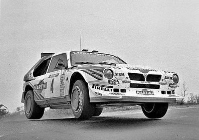 Henri Toivonen - Sergio Cresto
30º Tour de Corse 1986. Lancia Delta S4 (TO 73074E).
El 02-05-1986 sufrieron accidente mortal (D.E.P. / R.I.P.).

Del 1 al 3 de Mayo, Ajaccio, Córcega, Francia.
Superficie: asfalto.
El Rally tenia un total de 1551.00 km de los que 1122.34 km divididos en 30 tramos eran especiales. (4 de ellos fueron cancelados. SS12 Figarella - Cardo de 15.75 Km, SS18 Corte - Taverna de 26.84 Km, SS19 Moltifao - Speloncato de 38.16 Km y SS20 Corbara - Calenzana de 23.69 Km. Los 3 últimos por el fatal accidente de Henri y Sergio).
Tomaron la salida 122 equipos, finalizaron 31.

En esta edición habí­an 5 tramos de 50 o mas Km cronometrados, SS7 Cozzano - Col de la Serra de 50.84, SS8 Muracciole - Abbazia de 50.00, SS10 Pont d'Altiani - Pont St Laurent de 56.01, SS14 Prunelli - San Pancrazio de 55.67 y SS17 Campe Militaire - Corte de 58.14. Uno de mas de 70 km, SS23 Saint Roch - Suaricchio de 78.19, y otro, el último, SS30 Liamone - Suaricchio de 83.16 Km.

Aquí dejo los kilómetros de cada uno de los 30 tramos del Rally:

1ª ETAPA (01-Mayo-1986)
SS1 Verghia - Pont de la Masina de 38.09 km
SS2 Sainte Marie Sicche - Moca 1 de 23.96 km
SS3 Petreto - Aullene 1 de 20.03 km
SS4 Zerubia - Santa Giulia de 30.60 km
SS5 Sartene - Zonza de 44.23 km
SS6 Aullene - Zicavo de 25.59 km
SS7 Cozzano - Col de la Serra de 50.84 km
SS8 Muracciole - Abbazia de 50.00 km
SS9 Campo al Quarcio - Ponte de Noceta de 33.77 km
SS10 Pont d'Altiani - Pont St Laurent de 56.01 km
SS11 Ponte Rosso - Borgo de 42.29 km

TOTAL ETAPA 415.41 km

2ª ETAPA (02 Mayo-1986)
SS12 Figarella - Cardo (cancelado) de 15.75 km
SS13 Saint Florent - Col de San Stefano de 26.81 km
SS14 Prunelli - San Pancrazio de 55.67 km
SS15 Folelli - Santa Lucia di Moriani de 18.49 km
SS16 Moriani Plage - Orsoni de 20.10 km
SS17 Campe Militaire Corte de 58.14 km
SS18 Corte - Taverna (cancelado) de 26.84 km
SS19 Moltifao - Speloncato (cancelado) de 38.16 km
SS20 Corbara - Calenzana (cancelado) de 23.69 km

TOTAL ETAPA 283.65 km

3ª ETAPA (03-Mayo-1986)
SS21 Norte Dame de la Serra - Pont du Fango de 28.77 km
SS22 Fango - Ota de 48.59 km
SS23 Saint Roch - Suaricchio de 78.19 km
SS24 Tavera - Pont de Mezzana de 30.57 km
SS25 Sainte Marie Sicche - Moca 2 de 23.96 km
SS26 Petreto - Aullene 2 de 20.03 km
SS27 Sorbollano - Santa Giulia de 35.59 km
SS28 Calvese - Agosta Plage de 38.69 km
SS29 Plaine de Peri - Capiglioli de 35.73 km
SS30 Liamone - Suaricchio 83.16 km

TOTAL ETAPA 423.28 km.
SUMANDO LAS TRES ETAPAS, ESTAMOS HABLANDO DE 1122.34 KM CRONOMETRADOS... UNA SALVAJADA...
@
Palabras clave: Henri_Toivonen;Sergio_Cresto;Lancia;Delta;Grupo_B;Corcega;1986;Corse