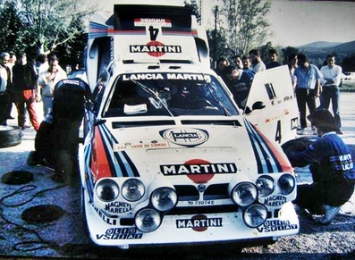 Asistencia del Equipo Martini Lancia en el 30º Tour de Corse - Rallye de France 1986
En el Lancia Delta S4 (#4 - TO 73074E) de Henri Toivonen - Sergio Cresto.
Todo el Equipo Martini Lancia abandona el Rallye a causa del fatal accidente de Henri Toivonen junto a su copiloto Sergio Cresto el 02-Mayo-1986. D.E.P / R.I.P.

Del 1 al 3 de Mayo, Ajaccio, Córcega, Francia.
Superficie: asfalto.
El Rally tenia un total de 1551.00 km de los que 1122.34 km divididos en 30 tramos eran especiales. (4 de ellos fueron cancelados. SS12 Figarella - Cardo de 15.75 Km, SS18 Corte - Taverna de 26.84 Km, SS19 Moltifao - Speloncato de 38.16 Km y SS20 Corbara - Calenzana de 23.69 Km. Los 3 últimos por el fatal accidente de Henri y Sergio).
Tomaron la salida 122 equipos, finalizaron 31.

En esta edición habí­an 5 tramos de 50 o mas Km cronometrados, SS7 Cozzano - Col de la Serra de 50.84, SS8 Muracciole - Abbazia de 50.00, SS10 Pont d'Altiani - Pont St Laurent de 56.01, SS14 Prunelli - San Pancrazio de 55.67 y SS17 Campe Militaire - Corte de 58.14. Uno de mas de 70 km, SS23 Saint Roch - Suaricchio de 78.19, y otro, el último, SS30 Liamone - Suaricchio de 83.16 Km.

Aquí dejo los kilómetros de cada uno de los 30 tramos del Rally:

1ª ETAPA (01-Mayo-1986)
SS1 Verghia - Pont de la Masina de 38.09 km
SS2 Sainte Marie Sicche - Moca 1 de 23.96 km
SS3 Petreto - Aullene 1 de 20.03 km
SS4 Zerubia - Santa Giulia de 30.60 km
SS5 Sartene - Zonza de 44.23 km
SS6 Aullene - Zicavo de 25.59 km
SS7 Cozzano - Col de la Serra de 50.84 km
SS8 Muracciole - Abbazia de 50.00 km
SS9 Campo al Quarcio - Ponte de Noceta de 33.77 km
SS10 Pont d'Altiani - Pont St Laurent de 56.01 km
SS11 Ponte Rosso - Borgo de 42.29 km

TOTAL ETAPA 415.41 km

2ª ETAPA (02 Mayo-1986)
SS12 Figarella - Cardo (cancelado) de 15.75 km
SS13 Saint Florent - Col de San Stefano de 26.81 km
SS14 Prunelli - San Pancrazio de 55.67 km
SS15 Folelli - Santa Lucia di Moriani de 18.49 km
SS16 Moriani Plage - Orsoni de 20.10 km
SS17 Campe Militaire Corte de 58.14 km
SS18 Corte - Taverna (cancelado) de 26.84 km
SS19 Moltifao - Speloncato (cancelado) de 38.16 km
SS20 Corbara - Calenzana (cancelado) de 23.69 km

TOTAL ETAPA 283.65 km

3ª ETAPA (03-Mayo-1986)
SS21 Norte Dame de la Serra - Pont du Fango de 28.77 km
SS22 Fango - Ota de 48.59 km
SS23 Saint Roch - Suaricchio de 78.19 km
SS24 Tavera - Pont de Mezzana de 30.57 km
SS25 Sainte Marie Sicche - Moca 2 de 23.96 km
SS26 Petreto - Aullene 2 de 20.03 km
SS27 Sorbollano - Santa Giulia de 35.59 km
SS28 Calvese - Agosta Plage de 38.69 km
SS29 Plaine de Peri - Capiglioli de 35.73 km
SS30 Liamone - Suaricchio 83.16 km

TOTAL ETAPA 423.28 km.
SUMANDO LAS TRES ETAPAS, ESTAMOS HABLANDO DE 1122.34 KM CRONOMETRADOS... UNA SALVAJADA...
@
Palabras clave: Henri_Toivonen;Sergio_Cresto;Lancia;Delta;Grupo_B;Corcega;1986;Corse;Asistencias