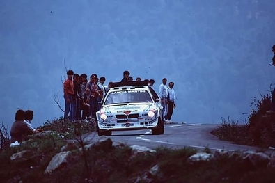 Henri Toivonen - Sergio Cresto
30º Tour de Corse 1986. Lancia Delta S4 (TO 73074E).
El 02-05-1986 sufrieron accidente mortal (D.E.P. / R.I.P.).

Del 1 al 3 de Mayo, Ajaccio, Córcega, Francia.
Superficie: asfalto.
El Rally tenia un total de 1551.00 km de los que 1122.34 km divididos en 30 tramos eran especiales. (4 de ellos fueron cancelados. SS12 Figarella - Cardo de 15.75 Km, SS18 Corte - Taverna de 26.84 Km, SS19 Moltifao - Speloncato de 38.16 Km y SS20 Corbara - Calenzana de 23.69 Km. Los 3 últimos por el fatal accidente de Henri y Sergio).
Tomaron la salida 122 equipos, finalizaron 31.

En esta edición habí­an 5 tramos de 50 o mas Km cronometrados, SS7 Cozzano - Col de la Serra de 50.84, SS8 Muracciole - Abbazia de 50.00, SS10 Pont d'Altiani - Pont St Laurent de 56.01, SS14 Prunelli - San Pancrazio de 55.67 y SS17 Campe Militaire - Corte de 58.14. Uno de mas de 70 km, SS23 Saint Roch - Suaricchio de 78.19, y otro, el último, SS30 Liamone - Suaricchio de 83.16 Km.

Aquí dejo los kilómetros de cada uno de los 30 tramos del Rally:

1ª ETAPA (01-Mayo-1986)
SS1 Verghia - Pont de la Masina de 38.09 km
SS2 Sainte Marie Sicche - Moca 1 de 23.96 km
SS3 Petreto - Aullene 1 de 20.03 km
SS4 Zerubia - Santa Giulia de 30.60 km
SS5 Sartene - Zonza de 44.23 km
SS6 Aullene - Zicavo de 25.59 km
SS7 Cozzano - Col de la Serra de 50.84 km
SS8 Muracciole - Abbazia de 50.00 km
SS9 Campo al Quarcio - Ponte de Noceta de 33.77 km
SS10 Pont d'Altiani - Pont St Laurent de 56.01 km
SS11 Ponte Rosso - Borgo de 42.29 km

TOTAL ETAPA 415.41 km

2ª ETAPA (02 Mayo-1986)
SS12 Figarella - Cardo (cancelado) de 15.75 km
SS13 Saint Florent - Col de San Stefano de 26.81 km
SS14 Prunelli - San Pancrazio de 55.67 km
SS15 Folelli - Santa Lucia di Moriani de 18.49 km
SS16 Moriani Plage - Orsoni de 20.10 km
SS17 Campe Militaire Corte de 58.14 km
SS18 Corte - Taverna (cancelado) de 26.84 km
SS19 Moltifao - Speloncato (cancelado) de 38.16 km
SS20 Corbara - Calenzana (cancelado) de 23.69 km

TOTAL ETAPA 283.65 km

3ª ETAPA (03-Mayo-1986)
SS21 Norte Dame de la Serra - Pont du Fango de 28.77 km
SS22 Fango - Ota de 48.59 km
SS23 Saint Roch - Suaricchio de 78.19 km
SS24 Tavera - Pont de Mezzana de 30.57 km
SS25 Sainte Marie Sicche - Moca 2 de 23.96 km
SS26 Petreto - Aullene 2 de 20.03 km
SS27 Sorbollano - Santa Giulia de 35.59 km
SS28 Calvese - Agosta Plage de 38.69 km
SS29 Plaine de Peri - Capiglioli de 35.73 km
SS30 Liamone - Suaricchio 83.16 km

TOTAL ETAPA 423.28 km.
SUMANDO LAS TRES ETAPAS, ESTAMOS HABLANDO DE 1122.34 KM CRONOMETRADOS... UNA SALVAJADA...

[url=https://www.google.co.uk/maps/@42.1607816,9.1693883,3a,75y,228.66h,92.3t/data=!3m6!1e1!3m4!1sJiFGXErdKquYWO8j29OGEg!2e0!7i13312!8i6656]Coordenadas del lugar de la foto en Google Maps[/url]
@
Palabras clave: Henri_Toivonen;Sergio_Cresto;Lancia;Delta;Grupo_B;Corcega;1986;Corse