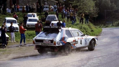 Henri Toivonen - Sergio Cresto
30º Tour de Corse 1986. Lancia Delta S4 (TO 73074E).
El 02-05-1986 sufrieron accidente mortal (D.E.P. / R.I.P.).

Del 1 al 3 de Mayo, Ajaccio, Córcega, Francia.
Superficie: asfalto.
El Rally tenia un total de 1551.00 km de los que 1122.34 km divididos en 30 tramos eran especiales. (4 de ellos fueron cancelados. SS12 Figarella - Cardo de 15.75 Km, SS18 Corte - Taverna de 26.84 Km, SS19 Moltifao - Speloncato de 38.16 Km y SS20 Corbara - Calenzana de 23.69 Km. Los 3 últimos por el fatal accidente de Henri y Sergio).
Tomaron la salida 122 equipos, finalizaron 31.

En esta edición habí­an 5 tramos de 50 o mas Km cronometrados, SS7 Cozzano - Col de la Serra de 50.84, SS8 Muracciole - Abbazia de 50.00, SS10 Pont d'Altiani - Pont St Laurent de 56.01, SS14 Prunelli - San Pancrazio de 55.67 y SS17 Campe Militaire - Corte de 58.14. Uno de mas de 70 km, SS23 Saint Roch - Suaricchio de 78.19, y otro, el último, SS30 Liamone - Suaricchio de 83.16 Km.

Aquí dejo los kilómetros de cada uno de los 30 tramos del Rally:

1ª ETAPA (01-Mayo-1986)
SS1 Verghia - Pont de la Masina de 38.09 km
SS2 Sainte Marie Sicche - Moca 1 de 23.96 km
SS3 Petreto - Aullene 1 de 20.03 km
SS4 Zerubia - Santa Giulia de 30.60 km
SS5 Sartene - Zonza de 44.23 km
SS6 Aullene - Zicavo de 25.59 km
SS7 Cozzano - Col de la Serra de 50.84 km
SS8 Muracciole - Abbazia de 50.00 km
SS9 Campo al Quarcio - Ponte de Noceta de 33.77 km
SS10 Pont d'Altiani - Pont St Laurent de 56.01 km
SS11 Ponte Rosso - Borgo de 42.29 km

TOTAL ETAPA 415.41 km

2ª ETAPA (02 Mayo-1986)
SS12 Figarella - Cardo (cancelado) de 15.75 km
SS13 Saint Florent - Col de San Stefano de 26.81 km
SS14 Prunelli - San Pancrazio de 55.67 km
SS15 Folelli - Santa Lucia di Moriani de 18.49 km
SS16 Moriani Plage - Orsoni de 20.10 km
SS17 Campe Militaire Corte de 58.14 km
SS18 Corte - Taverna (cancelado) de 26.84 km
SS19 Moltifao - Speloncato (cancelado) de 38.16 km
SS20 Corbara - Calenzana (cancelado) de 23.69 km

TOTAL ETAPA 283.65 km

3ª ETAPA (03-Mayo-1986)
SS21 Norte Dame de la Serra - Pont du Fango de 28.77 km
SS22 Fango - Ota de 48.59 km
SS23 Saint Roch - Suaricchio de 78.19 km
SS24 Tavera - Pont de Mezzana de 30.57 km
SS25 Sainte Marie Sicche - Moca 2 de 23.96 km
SS26 Petreto - Aullene 2 de 20.03 km
SS27 Sorbollano - Santa Giulia de 35.59 km
SS28 Calvese - Agosta Plage de 38.69 km
SS29 Plaine de Peri - Capiglioli de 35.73 km
SS30 Liamone - Suaricchio 83.16 km

TOTAL ETAPA 423.28 km.
SUMANDO LAS TRES ETAPAS, ESTAMOS HABLANDO DE 1122.34 KM CRONOMETRADOS... UNA SALVAJADA...
@
Palabras clave: Henri_Toivonen;Sergio_Cresto;Lancia;Delta;Grupo_B;Corcega;1986;Corse