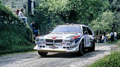 Henri Toivonen - Sergio Cresto
30º Tour de Corse 1986. Lancia Delta S4 (TO 73074E).
El 02-05-1986 sufrieron accidente mortal en SS18 Corte - Taverna
(D.E.P. / R.I.P.).

Del 1 al 3 de Mayo, Ajaccio, Córcega, Francia.
Superficie: asfalto.
El Rally tenia un total de 1551.00 km de los que 1122.34 km divididos en 30 tramos eran especiales. (4 de ellos fueron cancelados. SS12 Figarella - Cardo de 15.75 Km, SS18 Corte - Taverna de 26.84 Km, SS19 Moltifao - Speloncato de 38.16 Km y SS20 Corbara - Calenzana de 23.69 Km. Los 3 últimos por el fatal accidente de Henri y Sergio).
Tomaron la salida 122 equipos, finalizaron 31.

En esta edición habí­an 5 tramos de 50 o mas Km cronometrados, SS7 Cozzano - Col de la Serra de 50.84, SS8 Muracciole - Abbazia de 50.00, SS10 Pont d'Altiani - Pont St Laurent de 56.01, SS14 Prunelli - San Pancrazio de 55.67 y SS17 Campe Militaire - Corte de 58.14. Uno de mas de 70 km, SS23 Saint Roch - Suaricchio de 78.19, y otro, el último, SS30 Liamone - Suaricchio de 83.16 Km.

Aquí dejo los kilómetros de cada uno de los 30 tramos del Rally:

1ª ETAPA (01-Mayo-1986)
SS1 Verghia - Pont de la Masina de 38.09 km
SS2 Sainte Marie Sicche - Moca 1 de 23.96 km
SS3 Petreto - Aullene 1 de 20.03 km
SS4 Zerubia - Santa Giulia de 30.60 km
SS5 Sartene - Zonza de 44.23 km
SS6 Aullene - Zicavo de 25.59 km
SS7 Cozzano - Col de la Serra de 50.84 km
SS8 Muracciole - Abbazia de 50.00 km
SS9 Campo al Quarcio - Ponte de Noceta de 33.77 km
SS10 Pont d'Altiani - Pont St Laurent de 56.01 km
SS11 Ponte Rosso - Borgo de 42.29 km

TOTAL ETAPA 415.41 km

2ª ETAPA (02 Mayo-1986)
SS12 Figarella - Cardo (cancelado) de 15.75 km
SS13 Saint Florent - Col de San Stefano de 26.81 km
SS14 Prunelli - San Pancrazio de 55.67 km
SS15 Folelli - Santa Lucia di Moriani de 18.49 km
SS16 Moriani Plage - Orsoni de 20.10 km
SS17 Campe Militaire Corte de 58.14 km
SS18 Corte - Taverna (cancelado) de 26.84 km
SS19 Moltifao - Speloncato (cancelado) de 38.16 km
SS20 Corbara - Calenzana (cancelado) de 23.69 km

TOTAL ETAPA 283.65 km

3ª ETAPA (03-Mayo-1986)
SS21 Norte Dame de la Serra - Pont du Fango de 28.77 km
SS22 Fango - Ota de 48.59 km
SS23 Saint Roch - Suaricchio de 78.19 km
SS24 Tavera - Pont de Mezzana de 30.57 km
SS25 Sainte Marie Sicche - Moca 2 de 23.96 km
SS26 Petreto - Aullene 2 de 20.03 km
SS27 Sorbollano - Santa Giulia de 35.59 km
SS28 Calvese - Agosta Plage de 38.69 km
SS29 Plaine de Peri - Capiglioli de 35.73 km
SS30 Liamone - Suaricchio 83.16 km

TOTAL ETAPA 423.28 km.
SUMANDO LAS TRES ETAPAS, ESTAMOS HABLANDO DE 1122.34 KM CRONOMETRADOS... UNA SALVAJADA...
@
Palabras clave: Henri_Toivonen;Sergio_Cresto;Lancia;Delta;Grupo_B;Corcega;1986;Corse