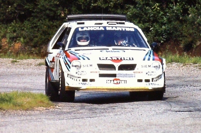 Henri Toivonen - Sergio Cresto
30º Tour de Corse 1986. Lancia Delta S4 (TO 73074E).
El 02-05-1986 sufrieron accidente mortal en SS18 Corte - Taverna
(D.E.P. / R.I.P.).

Del 1 al 3 de Mayo, Ajaccio, Córcega, Francia.
Superficie: asfalto.
El Rally tenia un total de 1551.00 km de los que 1122.34 km divididos en 30 tramos eran especiales. (4 de ellos fueron cancelados. SS12 Figarella - Cardo de 15.75 Km, SS18 Corte - Taverna de 26.84 Km, SS19 Moltifao - Speloncato de 38.16 Km y SS20 Corbara - Calenzana de 23.69 Km. Los 3 últimos por el fatal accidente de Henri y Sergio).
Tomaron la salida 122 equipos, finalizaron 31.

En esta edición habí­an 5 tramos de 50 o mas Km cronometrados, SS7 Cozzano - Col de la Serra de 50.84, SS8 Muracciole - Abbazia de 50.00, SS10 Pont d'Altiani - Pont St Laurent de 56.01, SS14 Prunelli - San Pancrazio de 55.67 y SS17 Campe Militaire - Corte de 58.14. Uno de mas de 70 km, SS23 Saint Roch - Suaricchio de 78.19, y otro, el último, SS30 Liamone - Suaricchio de 83.16 Km.

Aquí dejo los kilómetros de cada uno de los 30 tramos del Rally:

1ª ETAPA (01-Mayo-1986)
SS1 Verghia - Pont de la Masina de 38.09 km
SS2 Sainte Marie Sicche - Moca 1 de 23.96 km
SS3 Petreto - Aullene 1 de 20.03 km
SS4 Zerubia - Santa Giulia de 30.60 km
SS5 Sartene - Zonza de 44.23 km
SS6 Aullene - Zicavo de 25.59 km
SS7 Cozzano - Col de la Serra de 50.84 km
SS8 Muracciole - Abbazia de 50.00 km
SS9 Campo al Quarcio - Ponte de Noceta de 33.77 km
SS10 Pont d'Altiani - Pont St Laurent de 56.01 km
SS11 Ponte Rosso - Borgo de 42.29 km

TOTAL ETAPA 415.41 km

2ª ETAPA (02 Mayo-1986)
SS12 Figarella - Cardo (cancelado) de 15.75 km
SS13 Saint Florent - Col de San Stefano de 26.81 km
SS14 Prunelli - San Pancrazio de 55.67 km
SS15 Folelli - Santa Lucia di Moriani de 18.49 km
SS16 Moriani Plage - Orsoni de 20.10 km
SS17 Campe Militaire Corte de 58.14 km
SS18 Corte - Taverna (cancelado) de 26.84 km
SS19 Moltifao - Speloncato (cancelado) de 38.16 km
SS20 Corbara - Calenzana (cancelado) de 23.69 km

TOTAL ETAPA 283.65 km

3ª ETAPA (03-Mayo-1986)
SS21 Norte Dame de la Serra - Pont du Fango de 28.77 km
SS22 Fango - Ota de 48.59 km
SS23 Saint Roch - Suaricchio de 78.19 km
SS24 Tavera - Pont de Mezzana de 30.57 km
SS25 Sainte Marie Sicche - Moca 2 de 23.96 km
SS26 Petreto - Aullene 2 de 20.03 km
SS27 Sorbollano - Santa Giulia de 35.59 km
SS28 Calvese - Agosta Plage de 38.69 km
SS29 Plaine de Peri - Capiglioli de 35.73 km
SS30 Liamone - Suaricchio 83.16 km

TOTAL ETAPA 423.28 km.
SUMANDO LAS TRES ETAPAS, ESTAMOS HABLANDO DE 1122.34 KM CRONOMETRADOS... UNA SALVAJADA...
@
Palabras clave: Henri_Toivonen;Sergio_Cresto;Lancia;Delta;Grupo_B;Corcega;1986;Corse