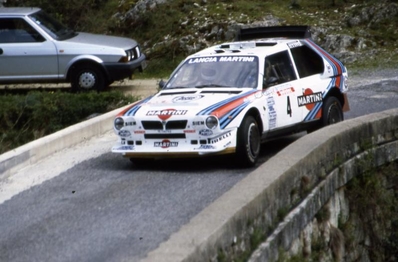 Henri Toivonen - Sergio Cresto
30º Tour de Corse 1986. Lancia Delta S4 (TO 73074E).
El 02-05-1986 sufrieron accidente mortal en SS18 Corte - Taverna
(D.E.P. / R.I.P.).

Del 1 al 3 de Mayo, Ajaccio, Córcega, Francia.
Superficie: asfalto.
El Rally tenia un total de 1551.00 km de los que 1122.34 km divididos en 30 tramos eran especiales. (4 de ellos fueron cancelados. SS12 Figarella - Cardo de 15.75 Km, SS18 Corte - Taverna de 26.84 Km, SS19 Moltifao - Speloncato de 38.16 Km y SS20 Corbara - Calenzana de 23.69 Km. Los 3 últimos por el fatal accidente de Henri y Sergio).
Tomaron la salida 122 equipos, finalizaron 31.

En esta edición habí­an 5 tramos de 50 o mas Km cronometrados, SS7 Cozzano - Col de la Serra de 50.84, SS8 Muracciole - Abbazia de 50.00, SS10 Pont d'Altiani - Pont St Laurent de 56.01, SS14 Prunelli - San Pancrazio de 55.67 y SS17 Campe Militaire - Corte de 58.14. Uno de mas de 70 km, SS23 Saint Roch - Suaricchio de 78.19, y otro, el último, SS30 Liamone - Suaricchio de 83.16 Km.

Aquí dejo los kilómetros de cada uno de los 30 tramos del Rally:

1ª ETAPA (01-Mayo-1986)
SS1 Verghia - Pont de la Masina de 38.09 km
SS2 Sainte Marie Sicche - Moca 1 de 23.96 km
SS3 Petreto - Aullene 1 de 20.03 km
SS4 Zerubia - Santa Giulia de 30.60 km
SS5 Sartene - Zonza de 44.23 km
SS6 Aullene - Zicavo de 25.59 km
SS7 Cozzano - Col de la Serra de 50.84 km
SS8 Muracciole - Abbazia de 50.00 km
SS9 Campo al Quarcio - Ponte de Noceta de 33.77 km
SS10 Pont d'Altiani - Pont St Laurent de 56.01 km
SS11 Ponte Rosso - Borgo de 42.29 km

TOTAL ETAPA 415.41 km

2ª ETAPA (02 Mayo-1986)
SS12 Figarella - Cardo (cancelado) de 15.75 km
SS13 Saint Florent - Col de San Stefano de 26.81 km
SS14 Prunelli - San Pancrazio de 55.67 km
SS15 Folelli - Santa Lucia di Moriani de 18.49 km
SS16 Moriani Plage - Orsoni de 20.10 km
SS17 Campe Militaire Corte de 58.14 km
SS18 Corte - Taverna (cancelado) de 26.84 km
SS19 Moltifao - Speloncato (cancelado) de 38.16 km
SS20 Corbara - Calenzana (cancelado) de 23.69 km

TOTAL ETAPA 283.65 km

3ª ETAPA (03-Mayo-1986)
SS21 Norte Dame de la Serra - Pont du Fango de 28.77 km
SS22 Fango - Ota de 48.59 km
SS23 Saint Roch - Suaricchio de 78.19 km
SS24 Tavera - Pont de Mezzana de 30.57 km
SS25 Sainte Marie Sicche - Moca 2 de 23.96 km
SS26 Petreto - Aullene 2 de 20.03 km
SS27 Sorbollano - Santa Giulia de 35.59 km
SS28 Calvese - Agosta Plage de 38.69 km
SS29 Plaine de Peri - Capiglioli de 35.73 km
SS30 Liamone - Suaricchio 83.16 km

TOTAL ETAPA 423.28 km.
SUMANDO LAS TRES ETAPAS, ESTAMOS HABLANDO DE 1122.34 KM CRONOMETRADOS... UNA SALVAJADA...
@
Palabras clave: Henri_Toivonen;Sergio_Cresto;Lancia;Delta;Grupo_B;Corcega;1986;Corse