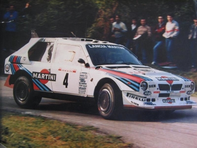 Henri Toivonen - Sergio Cresto
30º Tour de Corse 1986. Lancia Delta S4 (TO 73074E).
El 02-05-1986 sufrieron accidente mortal en SS18 Corte - Taverna
(D.E.P. / R.I.P.).

Del 1 al 3 de Mayo, Ajaccio, Córcega, Francia.
Superficie: asfalto.
El Rally tenia un total de 1551.00 km de los que 1122.34 km divididos en 30 tramos eran especiales. (4 de ellos fueron cancelados. SS12 Figarella - Cardo de 15.75 Km, SS18 Corte - Taverna de 26.84 Km, SS19 Moltifao - Speloncato de 38.16 Km y SS20 Corbara - Calenzana de 23.69 Km. Los 3 últimos por el fatal accidente de Henri y Sergio).
Tomaron la salida 122 equipos, finalizaron 31.

En esta edición habí­an 5 tramos de 50 o mas Km cronometrados, SS7 Cozzano - Col de la Serra de 50.84, SS8 Muracciole - Abbazia de 50.00, SS10 Pont d'Altiani - Pont St Laurent de 56.01, SS14 Prunelli - San Pancrazio de 55.67 y SS17 Campe Militaire - Corte de 58.14. Uno de mas de 70 km, SS23 Saint Roch - Suaricchio de 78.19, y otro, el último, SS30 Liamone - Suaricchio de 83.16 Km.

Aquí dejo los kilómetros de cada uno de los 30 tramos del Rally:

1ª ETAPA (01-Mayo-1986)
SS1 Verghia - Pont de la Masina de 38.09 km
SS2 Sainte Marie Sicche - Moca 1 de 23.96 km
SS3 Petreto - Aullene 1 de 20.03 km
SS4 Zerubia - Santa Giulia de 30.60 km
SS5 Sartene - Zonza de 44.23 km
SS6 Aullene - Zicavo de 25.59 km
SS7 Cozzano - Col de la Serra de 50.84 km
SS8 Muracciole - Abbazia de 50.00 km
SS9 Campo al Quarcio - Ponte de Noceta de 33.77 km
SS10 Pont d'Altiani - Pont St Laurent de 56.01 km
SS11 Ponte Rosso - Borgo de 42.29 km

TOTAL ETAPA 415.41 km

2ª ETAPA (02 Mayo-1986)
SS12 Figarella - Cardo (cancelado) de 15.75 km
SS13 Saint Florent - Col de San Stefano de 26.81 km
SS14 Prunelli - San Pancrazio de 55.67 km
SS15 Folelli - Santa Lucia di Moriani de 18.49 km
SS16 Moriani Plage - Orsoni de 20.10 km
SS17 Campe Militaire Corte de 58.14 km
SS18 Corte - Taverna (cancelado) de 26.84 km
SS19 Moltifao - Speloncato (cancelado) de 38.16 km
SS20 Corbara - Calenzana (cancelado) de 23.69 km

TOTAL ETAPA 283.65 km

3ª ETAPA (03-Mayo-1986)
SS21 Norte Dame de la Serra - Pont du Fango de 28.77 km
SS22 Fango - Ota de 48.59 km
SS23 Saint Roch - Suaricchio de 78.19 km
SS24 Tavera - Pont de Mezzana de 30.57 km
SS25 Sainte Marie Sicche - Moca 2 de 23.96 km
SS26 Petreto - Aullene 2 de 20.03 km
SS27 Sorbollano - Santa Giulia de 35.59 km
SS28 Calvese - Agosta Plage de 38.69 km
SS29 Plaine de Peri - Capiglioli de 35.73 km
SS30 Liamone - Suaricchio 83.16 km

TOTAL ETAPA 423.28 km.
SUMANDO LAS TRES ETAPAS, ESTAMOS HABLANDO DE 1122.34 KM CRONOMETRADOS... UNA SALVAJADA...
@
Palabras clave: Henri_Toivonen;Sergio_Cresto;Lancia;Delta;Grupo_B;Corcega;1986;Corse
