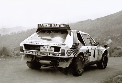 Henri Toivonen - Sergio Cresto
30º Tour de Corse 1986. Lancia Delta S4 (TO 73074E).
El 02-05-1986 sufrieron accidente mortal en SS18 Corte - Taverna
(D.E.P. / R.I.P.).

Del 1 al 3 de Mayo, Ajaccio, Córcega, Francia.
Superficie: asfalto.
El Rally tenia un total de 1551.00 km de los que 1122.34 km divididos en 30 tramos eran especiales. (4 de ellos fueron cancelados. SS12 Figarella - Cardo de 15.75 Km, SS18 Corte - Taverna de 26.84 Km, SS19 Moltifao - Speloncato de 38.16 Km y SS20 Corbara - Calenzana de 23.69 Km. Los 3 últimos por el fatal accidente de Henri y Sergio).
Tomaron la salida 122 equipos, finalizaron 31.

En esta edición habí­an 5 tramos de 50 o mas Km cronometrados, SS7 Cozzano - Col de la Serra de 50.84, SS8 Muracciole - Abbazia de 50.00, SS10 Pont d'Altiani - Pont St Laurent de 56.01, SS14 Prunelli - San Pancrazio de 55.67 y SS17 Campe Militaire - Corte de 58.14. Uno de mas de 70 km, SS23 Saint Roch - Suaricchio de 78.19, y otro, el último, SS30 Liamone - Suaricchio de 83.16 Km.

Aquí dejo los kilómetros de cada uno de los 30 tramos del Rally:

1ª ETAPA (01-Mayo-1986)
SS1 Verghia - Pont de la Masina de 38.09 km
SS2 Sainte Marie Sicche - Moca 1 de 23.96 km
SS3 Petreto - Aullene 1 de 20.03 km
SS4 Zerubia - Santa Giulia de 30.60 km
SS5 Sartene - Zonza de 44.23 km
SS6 Aullene - Zicavo de 25.59 km
SS7 Cozzano - Col de la Serra de 50.84 km
SS8 Muracciole - Abbazia de 50.00 km
SS9 Campo al Quarcio - Ponte de Noceta de 33.77 km
SS10 Pont d'Altiani - Pont St Laurent de 56.01 km
SS11 Ponte Rosso - Borgo de 42.29 km

TOTAL ETAPA 415.41 km

2ª ETAPA (02 Mayo-1986)
SS12 Figarella - Cardo (cancelado) de 15.75 km
SS13 Saint Florent - Col de San Stefano de 26.81 km
SS14 Prunelli - San Pancrazio de 55.67 km
SS15 Folelli - Santa Lucia di Moriani de 18.49 km
SS16 Moriani Plage - Orsoni de 20.10 km
SS17 Campe Militaire Corte de 58.14 km
SS18 Corte - Taverna (cancelado) de 26.84 km
SS19 Moltifao - Speloncato (cancelado) de 38.16 km
SS20 Corbara - Calenzana (cancelado) de 23.69 km

TOTAL ETAPA 283.65 km

3ª ETAPA (03-Mayo-1986)
SS21 Norte Dame de la Serra - Pont du Fango de 28.77 km
SS22 Fango - Ota de 48.59 km
SS23 Saint Roch - Suaricchio de 78.19 km
SS24 Tavera - Pont de Mezzana de 30.57 km
SS25 Sainte Marie Sicche - Moca 2 de 23.96 km
SS26 Petreto - Aullene 2 de 20.03 km
SS27 Sorbollano - Santa Giulia de 35.59 km
SS28 Calvese - Agosta Plage de 38.69 km
SS29 Plaine de Peri - Capiglioli de 35.73 km
SS30 Liamone - Suaricchio 83.16 km

TOTAL ETAPA 423.28 km.
SUMANDO LAS TRES ETAPAS, ESTAMOS HABLANDO DE 1122.34 KM CRONOMETRADOS... UNA SALVAJADA...
@
Palabras clave: Henri_Toivonen;Sergio_Cresto;Lancia;Delta;Grupo_B;Corcega;1986;Corse