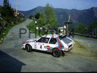 Henri Toivonen - Sergio Cresto
30º Tour de Corse 1986. Lancia Delta S4 (TO 73074E).
El 02-05-1986 sufrieron accidente mortal en SS18 Corte - Taverna
(D.E.P. / R.I.P.).

Del 1 al 3 de Mayo, Ajaccio, Córcega, Francia.
Superficie: asfalto.
El Rally tenia un total de 1551.00 km de los que 1122.34 km divididos en 30 tramos eran especiales. (4 de ellos fueron cancelados. SS12 Figarella - Cardo de 15.75 Km, SS18 Corte - Taverna de 26.84 Km, SS19 Moltifao - Speloncato de 38.16 Km y SS20 Corbara - Calenzana de 23.69 Km. Los 3 últimos por el fatal accidente de Henri y Sergio).
Tomaron la salida 122 equipos, finalizaron 31.

En esta edición habí­an 5 tramos de 50 o mas Km cronometrados, SS7 Cozzano - Col de la Serra de 50.84, SS8 Muracciole - Abbazia de 50.00, SS10 Pont d'Altiani - Pont St Laurent de 56.01, SS14 Prunelli - San Pancrazio de 55.67 y SS17 Campe Militaire - Corte de 58.14. Uno de mas de 70 km, SS23 Saint Roch - Suaricchio de 78.19, y otro, el último, SS30 Liamone - Suaricchio de 83.16 Km.

Aquí dejo los kilómetros de cada uno de los 30 tramos del Rally:

1ª ETAPA (01-Mayo-1986)
SS1 Verghia - Pont de la Masina de 38.09 km
SS2 Sainte Marie Sicche - Moca 1 de 23.96 km
SS3 Petreto - Aullene 1 de 20.03 km
SS4 Zerubia - Santa Giulia de 30.60 km
SS5 Sartene - Zonza de 44.23 km
SS6 Aullene - Zicavo de 25.59 km
SS7 Cozzano - Col de la Serra de 50.84 km
SS8 Muracciole - Abbazia de 50.00 km
SS9 Campo al Quarcio - Ponte de Noceta de 33.77 km
SS10 Pont d'Altiani - Pont St Laurent de 56.01 km
SS11 Ponte Rosso - Borgo de 42.29 km

TOTAL ETAPA 415.41 km

2ª ETAPA (02 Mayo-1986)
SS12 Figarella - Cardo (cancelado) de 15.75 km
SS13 Saint Florent - Col de San Stefano de 26.81 km
SS14 Prunelli - San Pancrazio de 55.67 km
SS15 Folelli - Santa Lucia di Moriani de 18.49 km
SS16 Moriani Plage - Orsoni de 20.10 km
SS17 Campe Militaire Corte de 58.14 km
SS18 Corte - Taverna (cancelado) de 26.84 km
SS19 Moltifao - Speloncato (cancelado) de 38.16 km
SS20 Corbara - Calenzana (cancelado) de 23.69 km

TOTAL ETAPA 283.65 km

3ª ETAPA (03-Mayo-1986)
SS21 Norte Dame de la Serra - Pont du Fango de 28.77 km
SS22 Fango - Ota de 48.59 km
SS23 Saint Roch - Suaricchio de 78.19 km
SS24 Tavera - Pont de Mezzana de 30.57 km
SS25 Sainte Marie Sicche - Moca 2 de 23.96 km
SS26 Petreto - Aullene 2 de 20.03 km
SS27 Sorbollano - Santa Giulia de 35.59 km
SS28 Calvese - Agosta Plage de 38.69 km
SS29 Plaine de Peri - Capiglioli de 35.73 km
SS30 Liamone - Suaricchio 83.16 km

TOTAL ETAPA 423.28 km.
SUMANDO LAS TRES ETAPAS, ESTAMOS HABLANDO DE 1122.34 KM CRONOMETRADOS... UNA SALVAJADA...
@
Palabras clave: Henri_Toivonen;Sergio_Cresto;Lancia;Delta;Grupo_B;Corcega;1986;Corse