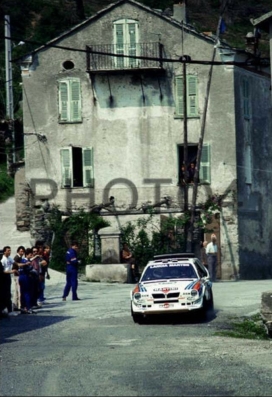 Henri Toivonen - Sergio Cresto
30º Tour de Corse 1986. Lancia Delta S4 (TO 73074E).
El 02-05-1986 sufrieron accidente mortal en SS18 Corte - Taverna
(D.E.P. / R.I.P.).

Del 1 al 3 de Mayo, Ajaccio, Córcega, Francia.
Superficie: asfalto.
El Rally tenia un total de 1551.00 km de los que 1122.34 km divididos en 30 tramos eran especiales. (4 de ellos fueron cancelados. SS12 Figarella - Cardo de 15.75 Km, SS18 Corte - Taverna de 26.84 Km, SS19 Moltifao - Speloncato de 38.16 Km y SS20 Corbara - Calenzana de 23.69 Km. Los 3 últimos por el fatal accidente de Henri y Sergio).
Tomaron la salida 122 equipos, finalizaron 31.

En esta edición habí­an 5 tramos de 50 o mas Km cronometrados, SS7 Cozzano - Col de la Serra de 50.84, SS8 Muracciole - Abbazia de 50.00, SS10 Pont d'Altiani - Pont St Laurent de 56.01, SS14 Prunelli - San Pancrazio de 55.67 y SS17 Campe Militaire - Corte de 58.14. Uno de mas de 70 km, SS23 Saint Roch - Suaricchio de 78.19, y otro, el último, SS30 Liamone - Suaricchio de 83.16 Km.

Aquí dejo los kilómetros de cada uno de los 30 tramos del Rally:

1ª ETAPA (01-Mayo-1986)
SS1 Verghia - Pont de la Masina de 38.09 km
SS2 Sainte Marie Sicche - Moca 1 de 23.96 km
SS3 Petreto - Aullene 1 de 20.03 km
SS4 Zerubia - Santa Giulia de 30.60 km
SS5 Sartene - Zonza de 44.23 km
SS6 Aullene - Zicavo de 25.59 km
SS7 Cozzano - Col de la Serra de 50.84 km
SS8 Muracciole - Abbazia de 50.00 km
SS9 Campo al Quarcio - Ponte de Noceta de 33.77 km
SS10 Pont d'Altiani - Pont St Laurent de 56.01 km
SS11 Ponte Rosso - Borgo de 42.29 km

TOTAL ETAPA 415.41 km

2ª ETAPA (02 Mayo-1986)
SS12 Figarella - Cardo (cancelado) de 15.75 km
SS13 Saint Florent - Col de San Stefano de 26.81 km
SS14 Prunelli - San Pancrazio de 55.67 km
SS15 Folelli - Santa Lucia di Moriani de 18.49 km
SS16 Moriani Plage - Orsoni de 20.10 km
SS17 Campe Militaire Corte de 58.14 km
SS18 Corte - Taverna (cancelado) de 26.84 km
SS19 Moltifao - Speloncato (cancelado) de 38.16 km
SS20 Corbara - Calenzana (cancelado) de 23.69 km

TOTAL ETAPA 283.65 km

3ª ETAPA (03-Mayo-1986)
SS21 Norte Dame de la Serra - Pont du Fango de 28.77 km
SS22 Fango - Ota de 48.59 km
SS23 Saint Roch - Suaricchio de 78.19 km
SS24 Tavera - Pont de Mezzana de 30.57 km
SS25 Sainte Marie Sicche - Moca 2 de 23.96 km
SS26 Petreto - Aullene 2 de 20.03 km
SS27 Sorbollano - Santa Giulia de 35.59 km
SS28 Calvese - Agosta Plage de 38.69 km
SS29 Plaine de Peri - Capiglioli de 35.73 km
SS30 Liamone - Suaricchio 83.16 km

TOTAL ETAPA 423.28 km.
SUMANDO LAS TRES ETAPAS, ESTAMOS HABLANDO DE 1122.34 KM CRONOMETRADOS... UNA SALVAJADA...
@
Palabras clave: Henri_Toivonen;Sergio_Cresto;Lancia;Delta;Grupo_B;Corcega;1986;Corse
