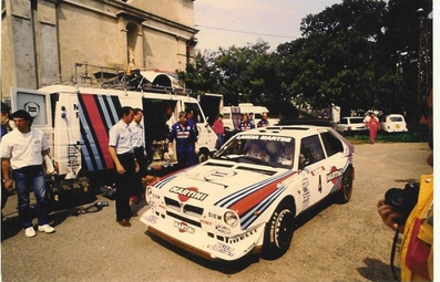 Henri Toivonen - Sergio Cresto
30º Tour de Corse 1986. Lancia Delta S4 (TO 73074E)
El 02-05-1986 sufrieron accidente mortal (D.E.P. / R.I.P.)

Foto en SS8 Muracciole - Abbacia de 50 Km, ganado por Henri Toivonen con un tiempo de 37" 33' a una media de 89.24 km/h.

Del 1 al 3 de Mayo, Ajaccio, Córcega, Francia.
Superficie: asfalto.
El Rally tenia un total de 1551.00 km de los que 1122.34 km divididos en 30 tramos eran especiales. (4 de ellos fueron cancelados. SS12 Figarella - Cardo de 15.75 Km, SS18 Corte - Taverna de 26.84 Km, SS19 Moltifao - Speloncato de 38.16 Km y SS20 Corbara - Calenzana de 23.69 Km. Los 3 últimos por el fatal accidente de Henri y Sergio).
Tomaron la salida 122 equipos, finalizaron 31.

En esta edición habí­an 5 tramos de 50 o mas Km cronometrados, SS7 Cozzano - Col de la Serra de 50.84, SS8 Muracciole - Abbazia de 50.00, SS10 Pont d'Altiani - Pont St Laurent de 56.01, SS14 Prunelli - San Pancrazio de 55.67 y SS17 Campe Militaire - Corte de 58.14. Uno de mas de 70 km, SS23 Saint Roch - Suaricchio de 78.19, y otro, el último, SS30 Liamone - Suaricchio de 83.16 Km.

Aquí dejo los kilómetros de cada uno de los 30 tramos del Rally:

1ª ETAPA (01-Mayo-1986)
SS1 Verghia - Pont de la Masina de 38.09 km
SS2 Sainte Marie Sicche - Moca 1 de 23.96 km
SS3 Petreto - Aullene 1 de 20.03 km
SS4 Zerubia - Santa Giulia de 30.60 km
SS5 Sartene - Zonza de 44.23 km
SS6 Aullene - Zicavo de 25.59 km
SS7 Cozzano - Col de la Serra de 50.84 km
SS8 Muracciole - Abbazia de 50.00 km
SS9 Campo al Quarcio - Ponte de Noceta de 33.77 km
SS10 Pont d'Altiani - Pont St Laurent de 56.01 km
SS11 Ponte Rosso - Borgo de 42.29 km

TOTAL ETAPA 415.41 km

2ª ETAPA (02 Mayo-1986)
SS12 Figarella - Cardo (cancelado) de 15.75 km
SS13 Saint Florent - Col de San Stefano de 26.81 km
SS14 Prunelli - San Pancrazio de 55.67 km
SS15 Folelli - Santa Lucia di Moriani de 18.49 km
SS16 Moriani Plage - Orsoni de 20.10 km
SS17 Campe Militaire Corte de 58.14 km
SS18 Corte - Taverna (cancelado) de 26.84 km
SS19 Moltifao - Speloncato (cancelado) de 38.16 km
SS20 Corbara - Calenzana (cancelado) de 23.69 km

TOTAL ETAPA 283.65 km

3ª ETAPA (03-Mayo-1986)
SS21 Norte Dame de la Serra - Pont du Fango de 28.77 km
SS22 Fango - Ota de 48.59 km
SS23 Saint Roch - Suaricchio de 78.19 km
SS24 Tavera - Pont de Mezzana de 30.57 km
SS25 Sainte Marie Sicche - Moca 2 de 23.96 km
SS26 Petreto - Aullene 2 de 20.03 km
SS27 Sorbollano - Santa Giulia de 35.59 km
SS28 Calvese - Agosta Plage de 38.69 km
SS29 Plaine de Peri - Capiglioli de 35.73 km
SS30 Liamone - Suaricchio 83.16 km

TOTAL ETAPA 423.28 km.
SUMANDO LAS TRES ETAPAS, ESTAMOS HABLANDO DE 1122.34 KM CRONOMETRADOS... UNA SALVAJADA...
@
Palabras clave: Lancia;Grupo_B;Henri_Toivonen;Sergio_Cresto;Delta;Corcega;1986;Corse