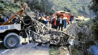 30º Tour de Corse - Rallye de France 1986
02-05-1986
Estado en el que quedó el Lancia Delta S4 de Henri Toivonen y Sergio Cresto después del accidente.

En la foto podemos ver con cazadora y capucha roja a Miki Biasion, que en el momento del accidente iba 3º en la general, a su lado Jean Ragnotti que iba 8º y detrás Chatriot que iba 4º.

Al final de la imagen también se ve el Lancia Delta S4 de Miki Biasion y el Peugeot 205 T16 Ev2 de Bruno Saby.

Del 1 al 3 de Mayo, Ajaccio, Córcega, Francia.
Superficie: asfalto.
El Rally tenia un total de 1551.00 km de los que 1122.34 km divididos en 30 tramos eran especiales. (4 de ellos fueron cancelados. SS12 Figarella - Cardo de 15.75 Km, SS18 Corte - Taverna de 26.84 Km, SS19 Moltifao - Speloncato de 38.16 Km y SS20 Corbara - Calenzana de 23.69 Km. Los 3 últimos por el fatal accidente de Henri y Sergio).
Tomaron la salida 122 equipos, finalizaron 31.

En esta edición habí­an 5 tramos de 50 o mas Km cronometrados, SS7 Cozzano - Col de la Serra de 50.84, SS8 Muracciole - Abbazia de 50.00, SS10 Pont d'Altiani - Pont St Laurent de 56.01, SS14 Prunelli - San Pancrazio de 55.67 y SS17 Campe Militaire - Corte de 58.14. Uno de mas de 70 km, SS23 Saint Roch - Suaricchio de 78.19, y otro, el último, SS30 Liamone - Suaricchio de 83.16 Km.

Aquí dejo los kilómetros de cada uno de los 30 tramos del Rally:

1ª ETAPA (01-Mayo-1986)
SS1 Verghia - Pont de la Masina de 38.09 km
SS2 Sainte Marie Sicche - Moca 1 de 23.96 km
SS3 Petreto - Aullene 1 de 20.03 km
SS4 Zerubia - Santa Giulia de 30.60 km
SS5 Sartene - Zonza de 44.23 km
SS6 Aullene - Zicavo de 25.59 km
SS7 Cozzano - Col de la Serra de 50.84 km
SS8 Muracciole - Abbazia de 50.00 km
SS9 Campo al Quarcio - Ponte de Noceta de 33.77 km
SS10 Pont d'Altiani - Pont St Laurent de 56.01 km
SS11 Ponte Rosso - Borgo de 42.29 km

TOTAL ETAPA 415.41 km

2ª ETAPA (02 Mayo-1986)
SS12 Figarella - Cardo (cancelado) de 15.75 km
SS13 Saint Florent - Col de San Stefano de 26.81 km
SS14 Prunelli - San Pancrazio de 55.67 km
SS15 Folelli - Santa Lucia di Moriani de 18.49 km
SS16 Moriani Plage - Orsoni de 20.10 km
SS17 Campe Militaire Corte de 58.14 km
SS18 Corte - Taverna (cancelado) de 26.84 km
SS19 Moltifao - Speloncato (cancelado) de 38.16 km
SS20 Corbara - Calenzana (cancelado) de 23.69 km

TOTAL ETAPA 283.65 km

3ª ETAPA (03-Mayo-1986)
SS21 Norte Dame de la Serra - Pont du Fango de 28.77 km
SS22 Fango - Ota de 48.59 km
SS23 Saint Roch - Suaricchio de 78.19 km
SS24 Tavera - Pont de Mezzana de 30.57 km
SS25 Sainte Marie Sicche - Moca 2 de 23.96 km
SS26 Petreto - Aullene 2 de 20.03 km
SS27 Sorbollano - Santa Giulia de 35.59 km
SS28 Calvese - Agosta Plage de 38.69 km
SS29 Plaine de Peri - Capiglioli de 35.73 km
SS30 Liamone - Suaricchio 83.16 km

TOTAL ETAPA 423.28 km.
SUMANDO LAS TRES ETAPAS, ESTAMOS HABLANDO DE 1122.34 KM CRONOMETRADOS... UNA SALVAJADA...
@@
Palabras clave: Crash;Lancia;Delta;Grupo_B;Henri_Toivonen;Sergio_Cresto;1986