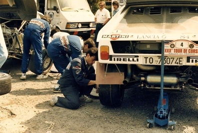 Asistencia del Equipo Martini Lancia en el 30º Tour de Corse - Rallye de France 1986
02-05-1986

Última asistencia antes del fatal accidente

Podemos ver:
Dario Talmelli cambiando una de las ruedas del Lancia Delta S4 (TO 73074E) de Henri Toivonen - Sergio Cresto.

Después de ésta asistencia Henri y Sergio sufrieron accidente mortal (D.E.P. / R.I.P.).

Del 1 al 3 de Mayo, Ajaccio, Córcega, Francia.
Superficie: asfalto.
El Rally tenia un total de 1551.00 km de los que 1122.34 km divididos en 30 tramos eran especiales. (4 de ellos fueron cancelados. SS12 Figarella - Cardo de 15.75 Km, SS18 Corte - Taverna de 26.84 Km, SS19 Moltifao - Speloncato de 38.16 Km y SS20 Corbara - Calenzana de 23.69 Km. Los 3 últimos por el fatal accidente de Henri y Sergio).
Tomaron la salida 122 equipos, finalizaron 31.

En esta edición habí­an 5 tramos de 50 o mas Km cronometrados, SS7 Cozzano - Col de la Serra de 50.84, SS8 Muracciole - Abbazia de 50.00, SS10 Pont d'Altiani - Pont St Laurent de 56.01, SS14 Prunelli - San Pancrazio de 55.67 y SS17 Campe Militaire - Corte de 58.14. Uno de mas de 70 km, SS23 Saint Roch - Suaricchio de 78.19, y otro, el último, SS30 Liamone - Suaricchio de 83.16 Km.

Aquí dejo los kilómetros de cada uno de los 30 tramos del Rally:

1ª ETAPA (01-Mayo-1986)
SS1 Verghia - Pont de la Masina de 38.09 km
SS2 Sainte Marie Sicche - Moca 1 de 23.96 km
SS3 Petreto - Aullene 1 de 20.03 km
SS4 Zerubia - Santa Giulia de 30.60 km
SS5 Sartene - Zonza de 44.23 km
SS6 Aullene - Zicavo de 25.59 km
SS7 Cozzano - Col de la Serra de 50.84 km
SS8 Muracciole - Abbazia de 50.00 km
SS9 Campo al Quarcio - Ponte de Noceta de 33.77 km
SS10 Pont d'Altiani - Pont St Laurent de 56.01 km
SS11 Ponte Rosso - Borgo de 42.29 km

TOTAL ETAPA 415.41 km

2ª ETAPA (02 Mayo-1986)
SS12 Figarella - Cardo (cancelado) de 15.75 km
SS13 Saint Florent - Col de San Stefano de 26.81 km
SS14 Prunelli - San Pancrazio de 55.67 km
SS15 Folelli - Santa Lucia di Moriani de 18.49 km
SS16 Moriani Plage - Orsoni de 20.10 km
SS17 Campe Militaire Corte de 58.14 km
SS18 Corte - Taverna (cancelado) de 26.84 km
SS19 Moltifao - Speloncato (cancelado) de 38.16 km
SS20 Corbara - Calenzana (cancelado) de 23.69 km

TOTAL ETAPA 283.65 km

3ª ETAPA (03-Mayo-1986)
SS21 Norte Dame de la Serra - Pont du Fango de 28.77 km
SS22 Fango - Ota de 48.59 km
SS23 Saint Roch - Suaricchio de 78.19 km
SS24 Tavera - Pont de Mezzana de 30.57 km
SS25 Sainte Marie Sicche - Moca 2 de 23.96 km
SS26 Petreto - Aullene 2 de 20.03 km
SS27 Sorbollano - Santa Giulia de 35.59 km
SS28 Calvese - Agosta Plage de 38.69 km
SS29 Plaine de Peri - Capiglioli de 35.73 km
SS30 Liamone - Suaricchio 83.16 km

TOTAL ETAPA 423.28 km.
SUMANDO LAS TRES ETAPAS, ESTAMOS HABLANDO DE 1122.34 KM CRONOMETRADOS... UNA SALVAJADA...
@
Palabras clave: Henri_Toivonen;Sergio_Cresto;Lancia;Delta;Grupo_B;Corcega;1986;Corse;Asistencias
