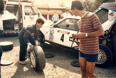Asistencia del Equipo Martini Lancia en el 30º Tour de Corse - Rallye de France 1986
02-05-1986

Última asistencia antes del fatal accidente

Podemos ver:
Dario Talmelli cambiando una de las ruedas del Lancia Delta S4 (TO 73074E) de Henri Toivonen - Sergio Cresto.

Después de ésta asistencia Henri y Sergio sufrieron accidente mortal (D.E.P. / R.I.P.).

Del 1 al 3 de Mayo, Ajaccio, Córcega, Francia.
Superficie: asfalto.
El Rally tenia un total de 1551.00 km de los que 1122.34 km divididos en 30 tramos eran especiales. (4 de ellos fueron cancelados. SS12 Figarella - Cardo de 15.75 Km, SS18 Corte - Taverna de 26.84 Km, SS19 Moltifao - Speloncato de 38.16 Km y SS20 Corbara - Calenzana de 23.69 Km. Los 3 últimos por el fatal accidente de Henri y Sergio).
Tomaron la salida 122 equipos, finalizaron 31.

En esta edición habí­an 5 tramos de 50 o mas Km cronometrados, SS7 Cozzano - Col de la Serra de 50.84, SS8 Muracciole - Abbazia de 50.00, SS10 Pont d'Altiani - Pont St Laurent de 56.01, SS14 Prunelli - San Pancrazio de 55.67 y SS17 Campe Militaire - Corte de 58.14. Uno de mas de 70 km, SS23 Saint Roch - Suaricchio de 78.19, y otro, el último, SS30 Liamone - Suaricchio de 83.16 Km.

Aquí dejo los kilómetros de cada uno de los 30 tramos del Rally:

1ª ETAPA (01-Mayo-1986)
SS1 Verghia - Pont de la Masina de 38.09 km
SS2 Sainte Marie Sicche - Moca 1 de 23.96 km
SS3 Petreto - Aullene 1 de 20.03 km
SS4 Zerubia - Santa Giulia de 30.60 km
SS5 Sartene - Zonza de 44.23 km
SS6 Aullene - Zicavo de 25.59 km
SS7 Cozzano - Col de la Serra de 50.84 km
SS8 Muracciole - Abbazia de 50.00 km
SS9 Campo al Quarcio - Ponte de Noceta de 33.77 km
SS10 Pont d'Altiani - Pont St Laurent de 56.01 km
SS11 Ponte Rosso - Borgo de 42.29 km

TOTAL ETAPA 415.41 km

2ª ETAPA (02 Mayo-1986)
SS12 Figarella - Cardo (cancelado) de 15.75 km
SS13 Saint Florent - Col de San Stefano de 26.81 km
SS14 Prunelli - San Pancrazio de 55.67 km
SS15 Folelli - Santa Lucia di Moriani de 18.49 km
SS16 Moriani Plage - Orsoni de 20.10 km
SS17 Campe Militaire Corte de 58.14 km
SS18 Corte - Taverna (cancelado) de 26.84 km
SS19 Moltifao - Speloncato (cancelado) de 38.16 km
SS20 Corbara - Calenzana (cancelado) de 23.69 km

TOTAL ETAPA 283.65 km

3ª ETAPA (03-Mayo-1986)
SS21 Norte Dame de la Serra - Pont du Fango de 28.77 km
SS22 Fango - Ota de 48.59 km
SS23 Saint Roch - Suaricchio de 78.19 km
SS24 Tavera - Pont de Mezzana de 30.57 km
SS25 Sainte Marie Sicche - Moca 2 de 23.96 km
SS26 Petreto - Aullene 2 de 20.03 km
SS27 Sorbollano - Santa Giulia de 35.59 km
SS28 Calvese - Agosta Plage de 38.69 km
SS29 Plaine de Peri - Capiglioli de 35.73 km
SS30 Liamone - Suaricchio 83.16 km

TOTAL ETAPA 423.28 km.
SUMANDO LAS TRES ETAPAS, ESTAMOS HABLANDO DE 1122.34 KM CRONOMETRADOS... UNA SALVAJADA...
@
Palabras clave: Henri_Toivonen;Sergio_Cresto;Lancia;Delta;Grupo_B;Corcega;1986;Corse;Asistencias