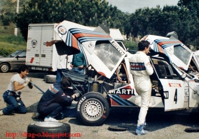 Asistencia del Equipo Martini Lancia en el 30º Tour de Corse - Rallye de France 1986
En el Lancia Delta S4 (4# - TO 73074E) de Henri Toivonen - Sergio Cresto.

En la foto de pie junto al coche podemos ver a Sergio Cresto.

El 02-05-1986 sufrieron accidente mortal (D.E.P. / R.I.P.).

Del 1 al 3 de Mayo, Ajaccio, Córcega, Francia.
Superficie: asfalto.
El Rally tenia un total de 1551.00 km de los que 1122.34 km divididos en 30 tramos eran especiales. (4 de ellos fueron cancelados. SS12 Figarella - Cardo de 15.75 Km, SS18 Corte - Taverna de 26.84 Km, SS19 Moltifao - Speloncato de 38.16 Km y SS20 Corbara - Calenzana de 23.69 Km. Los 3 últimos por el fatal accidente de Henri y Sergio).
Tomaron la salida 122 equipos, finalizaron 31.

En esta edición habí­an 5 tramos de 50 o mas Km cronometrados, SS7 Cozzano - Col de la Serra de 50.84, SS8 Muracciole - Abbazia de 50.00, SS10 Pont d'Altiani - Pont St Laurent de 56.01, SS14 Prunelli - San Pancrazio de 55.67 y SS17 Campe Militaire - Corte de 58.14. Uno de mas de 70 km, SS23 Saint Roch - Suaricchio de 78.19, y otro, el último, SS30 Liamone - Suaricchio de 83.16 Km.

Aquí dejo los kilómetros de cada uno de los 30 tramos del Rally:

1ª ETAPA (01-Mayo-1986)
SS1 Verghia - Pont de la Masina de 38.09 km
SS2 Sainte Marie Sicche - Moca 1 de 23.96 km
SS3 Petreto - Aullene 1 de 20.03 km
SS4 Zerubia - Santa Giulia de 30.60 km
SS5 Sartene - Zonza de 44.23 km
SS6 Aullene - Zicavo de 25.59 km
SS7 Cozzano - Col de la Serra de 50.84 km
SS8 Muracciole - Abbazia de 50.00 km
SS9 Campo al Quarcio - Ponte de Noceta de 33.77 km
SS10 Pont d'Altiani - Pont St Laurent de 56.01 km
SS11 Ponte Rosso - Borgo de 42.29 km

TOTAL ETAPA 415.41 km

2ª ETAPA (02 Mayo-1986)
SS12 Figarella - Cardo (cancelado) de 15.75 km
SS13 Saint Florent - Col de San Stefano de 26.81 km
SS14 Prunelli - San Pancrazio de 55.67 km
SS15 Folelli - Santa Lucia di Moriani de 18.49 km
SS16 Moriani Plage - Orsoni de 20.10 km
SS17 Campe Militaire Corte de 58.14 km
SS18 Corte - Taverna (cancelado) de 26.84 km
SS19 Moltifao - Speloncato (cancelado) de 38.16 km
SS20 Corbara - Calenzana (cancelado) de 23.69 km

TOTAL ETAPA 283.65 km

3ª ETAPA (03-Mayo-1986)
SS21 Norte Dame de la Serra - Pont du Fango de 28.77 km
SS22 Fango - Ota de 48.59 km
SS23 Saint Roch - Suaricchio de 78.19 km
SS24 Tavera - Pont de Mezzana de 30.57 km
SS25 Sainte Marie Sicche - Moca 2 de 23.96 km
SS26 Petreto - Aullene 2 de 20.03 km
SS27 Sorbollano - Santa Giulia de 35.59 km
SS28 Calvese - Agosta Plage de 38.69 km
SS29 Plaine de Peri - Capiglioli de 35.73 km
SS30 Liamone - Suaricchio 83.16 km

TOTAL ETAPA 423.28 km.
SUMANDO LAS TRES ETAPAS, ESTAMOS HABLANDO DE 1122.34 KM CRONOMETRADOS... UNA SALVAJADA...

PHOTO Dario Talmelli
@
Palabras clave: Henri_Toivonen;Sergio_Cresto;Lancia;Delta;Grupo_B;Corcega;1986;Corse;Asistencias
