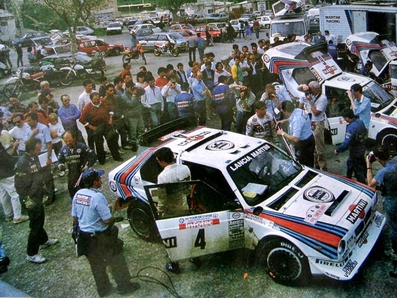 Asistencia del Equipo Martini Lancia en el 30º Tour de Corse - Rallye de France 1986
01- 05-1986
En los Lancia Delta S4 de:
En primera lí­nea el de Henri Toivonen - Sergio Cresto (4# - TO 73074E).
Al lado el de Miki Biasion - Tiziano Siviero (6# - TO 76795E).
Al final el de Markku Alén - Ilkka Kivimäki (1# - TO 76794E).

En primer plano de foto podemos ver a Alexander Kolb (mecánico), Rino Buschiazzo (mecánico), Ninni Russo (jefe de equipo), Sergio Cresto, De Zuani Gianni (mecánico), Henri Toivonen, Benigno (médico), éste último interesado en el estado de Henri Toivonen, pues estaba pasando un proceso gripal y tenía algo de fiebre.

El Equipo Martini Lancia al completo abandona el Rallye debido al accidente mortal que sufrieron Henri Toivonen - Sergio Cresto con su Lancia Delta S4, (D.E.P. / R.I.P).

Del 1 al 3 de Mayo, Ajaccio, Córcega, Francia.
Superficie: asfalto.
El Rally tenia un total de 1551.00 km de los que 1122.34 km divididos en 30 tramos eran especiales. (4 de ellos fueron cancelados. SS12 Figarella - Cardo de 15.75 Km, SS18 Corte - Taverna de 26.84 Km, SS19 Moltifao - Speloncato de 38.16 Km y SS20 Corbara - Calenzana de 23.69 Km. Los 3 últimos por el fatal accidente de Henri y Sergio).
Tomaron la salida 122 equipos, finalizaron 31.

En esta edición habí­an 5 tramos de 50 o mas Km cronometrados, SS7 Cozzano - Col de la Serra de 50.84, SS8 Muracciole - Abbazia de 50.00, SS10 Pont d'Altiani - Pont St Laurent de 56.01, SS14 Prunelli - San Pancrazio de 55.67 y SS17 Campe Militaire - Corte de 58.14. Uno de mas de 70 km, SS23 Saint Roch - Suaricchio de 78.19, y otro, el último, SS30 Liamone - Suaricchio de 83.16 Km.

Aquí dejo los kilómetros de cada uno de los 30 tramos del Rally:

1ª ETAPA (01-Mayo-1986)
SS1 Verghia - Pont de la Masina de 38.09 km
SS2 Sainte Marie Sicche - Moca 1 de 23.96 km
SS3 Petreto - Aullene 1 de 20.03 km
SS4 Zerubia - Santa Giulia de 30.60 km
SS5 Sartene - Zonza de 44.23 km
SS6 Aullene - Zicavo de 25.59 km
SS7 Cozzano - Col de la Serra de 50.84 km
SS8 Muracciole - Abbazia de 50.00 km
SS9 Campo al Quarcio - Ponte de Noceta de 33.77 km
SS10 Pont d'Altiani - Pont St Laurent de 56.01 km
SS11 Ponte Rosso - Borgo de 42.29 km

TOTAL ETAPA 415.41 km

2ª ETAPA (02 Mayo-1986)
SS12 Figarella - Cardo (cancelado) de 15.75 km
SS13 Saint Florent - Col de San Stefano de 26.81 km
SS14 Prunelli - San Pancrazio de 55.67 km
SS15 Folelli - Santa Lucia di Moriani de 18.49 km
SS16 Moriani Plage - Orsoni de 20.10 km
SS17 Campe Militaire Corte de 58.14 km
SS18 Corte - Taverna (cancelado) de 26.84 km
SS19 Moltifao - Speloncato (cancelado) de 38.16 km
SS20 Corbara - Calenzana (cancelado) de 23.69 km

TOTAL ETAPA 283.65 km

3ª ETAPA (03-Mayo-1986)
SS21 Norte Dame de la Serra - Pont du Fango de 28.77 km
SS22 Fango - Ota de 48.59 km
SS23 Saint Roch - Suaricchio de 78.19 km
SS24 Tavera - Pont de Mezzana de 30.57 km
SS25 Sainte Marie Sicche - Moca 2 de 23.96 km
SS26 Petreto - Aullene 2 de 20.03 km
SS27 Sorbollano - Santa Giulia de 35.59 km
SS28 Calvese - Agosta Plage de 38.69 km
SS29 Plaine de Peri - Capiglioli de 35.73 km
SS30 Liamone - Suaricchio 83.16 km

TOTAL ETAPA 423.28 km.
SUMANDO LAS TRES ETAPAS, ESTAMOS HABLANDO DE 1122.34 KM CRONOMETRADOS... UNA SALVAJADA...
@
Palabras clave: Henri_Toivonen;Sergio_Cresto;Lancia;Delta;Grupo_B;Corcega;1986;Corse;Asistencias