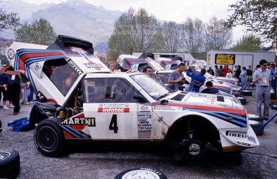 Asistencia del Equipo Martini Lancia en el 30º Tour de Corse - Rallye de France 1986
En el Lancia Delta S4 (#4 - TO 73074E) de Henri Toivonen - Sergio Cresto.
Todo el Equipo Martini Lancia abandona el Rallye a causa del fatal accidente de Henri Toivonen junto a su copiloto Sergio Cresto el 02-Mayo-1986. D.E.P / R.I.P.

Del 1 al 3 de Mayo, Ajaccio, Córcega, Francia.
Superficie: asfalto.
El Rally tenia un total de 1551.00 km de los que 1122.34 km divididos en 30 tramos eran especiales. (4 de ellos fueron cancelados. SS12 Figarella - Cardo de 15.75 Km, SS18 Corte - Taverna de 26.84 Km, SS19 Moltifao - Speloncato de 38.16 Km y SS20 Corbara - Calenzana de 23.69 Km. Los 3 últimos por el fatal accidente de Henri y Sergio).
Tomaron la salida 122 equipos, finalizaron 31.

En esta edición habí­an 5 tramos de 50 o mas Km cronometrados, SS7 Cozzano - Col de la Serra de 50.84, SS8 Muracciole - Abbazia de 50.00, SS10 Pont d'Altiani - Pont St Laurent de 56.01, SS14 Prunelli - San Pancrazio de 55.67 y SS17 Campe Militaire - Corte de 58.14. Uno de mas de 70 km, SS23 Saint Roch - Suaricchio de 78.19, y otro, el último, SS30 Liamone - Suaricchio de 83.16 Km.

Aquí dejo los kilómetros de cada uno de los 30 tramos del Rally:

1ª ETAPA (01-Mayo-1986)
SS1 Verghia - Pont de la Masina de 38.09 km
SS2 Sainte Marie Sicche - Moca 1 de 23.96 km
SS3 Petreto - Aullene 1 de 20.03 km
SS4 Zerubia - Santa Giulia de 30.60 km
SS5 Sartene - Zonza de 44.23 km
SS6 Aullene - Zicavo de 25.59 km
SS7 Cozzano - Col de la Serra de 50.84 km
SS8 Muracciole - Abbazia de 50.00 km
SS9 Campo al Quarcio - Ponte de Noceta de 33.77 km
SS10 Pont d'Altiani - Pont St Laurent de 56.01 km
SS11 Ponte Rosso - Borgo de 42.29 km

TOTAL ETAPA 415.41 km

2ª ETAPA (02 Mayo-1986)
SS12 Figarella - Cardo (cancelado) de 15.75 km
SS13 Saint Florent - Col de San Stefano de 26.81 km
SS14 Prunelli - San Pancrazio de 55.67 km
SS15 Folelli - Santa Lucia di Moriani de 18.49 km
SS16 Moriani Plage - Orsoni de 20.10 km
SS17 Campe Militaire Corte de 58.14 km
SS18 Corte - Taverna (cancelado) de 26.84 km
SS19 Moltifao - Speloncato (cancelado) de 38.16 km
SS20 Corbara - Calenzana (cancelado) de 23.69 km

TOTAL ETAPA 283.65 km

3ª ETAPA (03-Mayo-1986)
SS21 Norte Dame de la Serra - Pont du Fango de 28.77 km
SS22 Fango - Ota de 48.59 km
SS23 Saint Roch - Suaricchio de 78.19 km
SS24 Tavera - Pont de Mezzana de 30.57 km
SS25 Sainte Marie Sicche - Moca 2 de 23.96 km
SS26 Petreto - Aullene 2 de 20.03 km
SS27 Sorbollano - Santa Giulia de 35.59 km
SS28 Calvese - Agosta Plage de 38.69 km
SS29 Plaine de Peri - Capiglioli de 35.73 km
SS30 Liamone - Suaricchio 83.16 km

TOTAL ETAPA 423.28 km.
SUMANDO LAS TRES ETAPAS, ESTAMOS HABLANDO DE 1122.34 KM CRONOMETRADOS... UNA SALVAJADA...@
Palabras clave: Henri_Toivonen;Lancia;Delta;Grupo_B;Grupo_B;Corse;Corcega;asistencias;1986