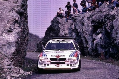 Henri Toivonen - Sergio Cresto
30º Tour de Corse 1986. Lancia Delta S4 (TO 73074E)
El 02-05-1986 sufrieron accidente mortal (D.E.P. / R.I.P.)

Foto en SS8 Muracciole - Abbacia de 50 Km, ganado por Henri Toivonen con un tiempo de 37" 33' a una media de 89.24 km/h.

Del 1 al 3 de Mayo, Ajaccio, Córcega, Francia.
Superficie: asfalto.
El Rally tenia un total de 1551.00 km de los que 1122.34 km divididos en 30 tramos eran especiales. (4 de ellos fueron cancelados. SS12 Figarella - Cardo de 15.75 Km, SS18 Corte - Taverna de 26.84 Km, SS19 Moltifao - Speloncato de 38.16 Km y SS20 Corbara - Calenzana de 23.69 Km. Los 3 últimos por el fatal accidente de Henri y Sergio).
Tomaron la salida 122 equipos, finalizaron 31.

En esta edición habí­an 5 tramos de 50 o mas Km cronometrados, SS7 Cozzano - Col de la Serra de 50.84, SS8 Muracciole - Abbazia de 50.00, SS10 Pont d'Altiani - Pont St Laurent de 56.01, SS14 Prunelli - San Pancrazio de 55.67 y SS17 Campe Militaire - Corte de 58.14. Uno de mas de 70 km, SS23 Saint Roch - Suaricchio de 78.19, y otro, el último, SS30 Liamone - Suaricchio de 83.16 Km.

Aquí dejo los kilómetros de cada uno de los 30 tramos del Rally:

1ª ETAPA (01-Mayo-1986)
SS1 Verghia - Pont de la Masina de 38.09 km
SS2 Sainte Marie Sicche - Moca 1 de 23.96 km
SS3 Petreto - Aullene 1 de 20.03 km
SS4 Zerubia - Santa Giulia de 30.60 km
SS5 Sartene - Zonza de 44.23 km
SS6 Aullene - Zicavo de 25.59 km
SS7 Cozzano - Col de la Serra de 50.84 km
SS8 Muracciole - Abbazia de 50.00 km
SS9 Campo al Quarcio - Ponte de Noceta de 33.77 km
SS10 Pont d'Altiani - Pont St Laurent de 56.01 km
SS11 Ponte Rosso - Borgo de 42.29 km

TOTAL ETAPA 415.41 km

2ª ETAPA (02 Mayo-1986)
SS12 Figarella - Cardo (cancelado) de 15.75 km
SS13 Saint Florent - Col de San Stefano de 26.81 km
SS14 Prunelli - San Pancrazio de 55.67 km
SS15 Folelli - Santa Lucia di Moriani de 18.49 km
SS16 Moriani Plage - Orsoni de 20.10 km
SS17 Campe Militaire Corte de 58.14 km
SS18 Corte - Taverna (cancelado) de 26.84 km
SS19 Moltifao - Speloncato (cancelado) de 38.16 km
SS20 Corbara - Calenzana (cancelado) de 23.69 km

TOTAL ETAPA 283.65 km

3ª ETAPA (03-Mayo-1986)
SS21 Norte Dame de la Serra - Pont du Fango de 28.77 km
SS22 Fango - Ota de 48.59 km
SS23 Saint Roch - Suaricchio de 78.19 km
SS24 Tavera - Pont de Mezzana de 30.57 km
SS25 Sainte Marie Sicche - Moca 2 de 23.96 km
SS26 Petreto - Aullene 2 de 20.03 km
SS27 Sorbollano - Santa Giulia de 35.59 km
SS28 Calvese - Agosta Plage de 38.69 km
SS29 Plaine de Peri - Capiglioli de 35.73 km
SS30 Liamone - Suaricchio 83.16 km

TOTAL ETAPA 423.28 km.
SUMANDO LAS TRES ETAPAS, ESTAMOS HABLANDO DE 1122.34 KM CRONOMETRADOS... UNA SALVAJADA...
@
Palabras clave: Henri_Toivonen;Sergio_Cresto;Lancia;Delta;Grupo_B;Corcega;1986;Corse