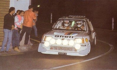 Juha Kankkunen - Juha Piironen
28º Rally Sanremo 1986. Peugeot 205 Turbo 16 E2 (319 FPF 75).

Equipo Peugeot descalificado
El tercer dí­a del Rally se examinó el Peugeot y se decreto que las aletas de la parte de abajo eran en realidad faldillas. Las faldillas habí­an sido prohibidas después del Córcega, y a pesar de que los coches habí­an pasado las verificaciones pre-rally, se excluyeron todos los Peugeot de inmediato. Peugeot llevó el asunto a la FISA en diciembre, y decidió que la exclusión era ilegal.
Todos los puntos del Rally para el Campeonato se anularon, por eso Sanremo de 1986 no pudo considerarse una prueba de WRC, y por eso Markku Alén fue Campeón del Mundo durante tan solo 10 dí­as.

Del 13 al 17 de Octubre, Sanremo, Imperia, Italia.
Superficie: asfalto - tierra.

El Rally tenía un total de 2148.69 Km de los que 532.60 Km divididos en 40 tramos eran especiales, (2 de ellos fueron cancelados SS8 Santa Luce de 12.30 Km y SS22 La Sela 2 de 10.15 Km).

Tomaron la salida 118 equipos, finalizaron 38.@
Palabras clave: Juha_Kankkunen;Juha_Piironen;Peugeot;Turbo;Grupo_B;Sanremo;1986