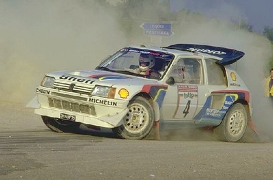 Juha Kankkunen - Juha Piironen
28º Rally Sanremo 1986. Peugeot 205 Turbo 16 E2 (319 FPF 75).

Equipo Peugeot descalificado
El tercer dí­a del Rally se examinó el Peugeot y se decreto que las aletas de la parte de abajo eran en realidad faldillas. Las faldillas habí­an sido prohibidas después del Córcega, y a pesar de que los coches habí­an pasado las verificaciones pre-rally, se excluyeron todos los Peugeot de inmediato. Peugeot llevó el asunto a la FISA en diciembre, y decidió que la exclusión era ilegal.
Todos los puntos del Rally para el Campeonato se anularon, por eso Sanremo de 1986 no pudo considerarse una prueba de WRC, y por eso Markku Alén fue Campeón del Mundo durante tan solo 10 dí­as.

Del 13 al 17 de Octubre, Sanremo, Imperia, Italia.
Superficie: asfalto - tierra.

El Rally tenía un total de 2148.69 Km de los que 532.60 Km divididos en 40 tramos eran especiales, (2 de ellos fueron cancelados SS8 Santa Luce de 12.30 Km y SS22 La Sela 2 de 10.15 Km).

Tomaron la salida 118 equipos, finalizaron 38.@
Palabras clave: ;Peugeot;Turbo;Grupo_B;Sanremo;1986
