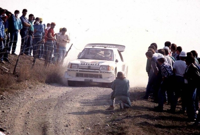 Juha Kankkunen - Juha Piironen
28º Rally Sanremo 1986. Peugeot 205 Turbo 16 E2 (319 FPF 75).

Equipo Peugeot descalificado
El tercer dí­a del Rally se examinó el Peugeot y se decreto que las aletas de la parte de abajo eran en realidad faldillas. Las faldillas habí­an sido prohibidas después del Córcega, y a pesar de que los coches habí­an pasado las verificaciones pre-rally, se excluyeron todos los Peugeot de inmediato. Peugeot llevó el asunto a la FISA en diciembre, y decidió que la exclusión era ilegal.
Todos los puntos del Rally para el Campeonato se anularon, por eso Sanremo de 1986 no pudo considerarse una prueba de WRC, y por eso Markku Alén fue Campeón del Mundo durante tan solo 10 dí­as.

Del 13 al 17 de Octubre, Sanremo, Imperia, Italia.
Superficie: asfalto - tierra.

El Rally tenía un total de 2148.69 Km de los que 532.60 Km divididos en 40 tramos eran especiales, (2 de ellos fueron cancelados SS8 Santa Luce de 12.30 Km y SS22 La Sela 2 de 10.15 Km).

Tomaron la salida 118 equipos, finalizaron 38.@
Palabras clave: ;Juha_Piironen;Peugeot;Turbo;Grupo_B;Sanremo;1986