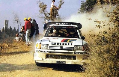 Juha Kankkunen - Juha Piironen
28º Rally Sanremo 1986. Peugeot 205 Turbo 16 E2 (319 FPF 75).

Equipo Peugeot descalificado
El tercer dí­a del Rally se examinó el Peugeot y se decreto que las aletas de la parte de abajo eran en realidad faldillas. Las faldillas habí­an sido prohibidas después del Córcega, y a pesar de que los coches habí­an pasado las verificaciones pre-rally, se excluyeron todos los Peugeot de inmediato. Peugeot llevó el asunto a la FISA en diciembre, y decidió que la exclusión era ilegal.
Todos los puntos del Rally para el Campeonato se anularon, por eso Sanremo de 1986 no pudo considerarse una prueba de WRC, y por eso Markku Alén fue Campeón del Mundo durante tan solo 10 dí­as.

Del 13 al 17 de Octubre, Sanremo, Imperia, Italia.
Superficie: asfalto - tierra.

El Rally tenía un total de 2148.69 Km de los que 532.60 Km divididos en 40 tramos eran especiales, (2 de ellos fueron cancelados SS8 Santa Luce de 12.30 Km y SS22 La Sela 2 de 10.15 Km).

Tomaron la salida 118 equipos, finalizaron 38.

© Morelli-Bertie
@@
Palabras clave: Juha_Kankkunen;Juha_Piironen;Peugeot;Turbo;Grupo_B;Sanremo;1986