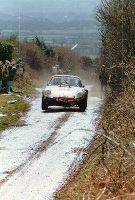 William (Billy) Coleman -  Ronan Morgan
47º Rothmans Circuit of Ireland 1986. Porsche 911 SC RS (A 588 RUD). Abandonó por accidente en SS38 Partry Mountains de 18.07 km.
Rothmans Rally Team

Del 28 de Marzo al 2 de Abril, Belfast • Ulster
Superficie: asfalto.

La prueba tenia un total de 939.60 km cronometrados divididos en 5 etapas y 51 tramos especiales (3 de ellos fueron cancelados SS2 Allens Folly de 13,65 km, SS43 Boho de 25,13 km y SS44 Widow Magee de 17,80 km).

Tomaron la salida 69 equipos, finalizaron 33.@
Palabras clave: ;Porsche;Grupo_B;Circuit_Ireland;1986;Irlanda