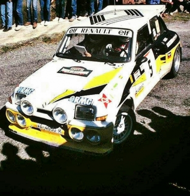 Carlos Sainz Cenamor - Antonio Boto
7º Rallye des Garrigues - Languedoc-Roussillon 1986. Renault 5 Maxiturbo (VA-4650-MA). Abandonó por el embrague en SS16 Saint-Bresson 2 de 34.20 Km.

Del 3 al 6 de Abril, Nimes, Francia
Superficie: asfalto

El Rally tenía un total de 501.90 km cronometrados divididos en 20 tramos especiales.

Tomaron la salida 102 equipos, finalizaron 44.@
Palabras clave: ;Renault;Maxiturbo;Grupo_B;Garrigues;1986