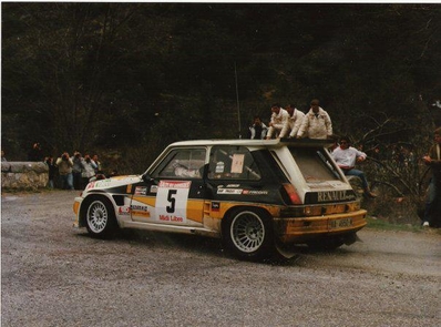 Carlos Sainz Cenamor - Antonio Boto
7º Rallye des Garrigues - Languedoc-Roussillon 1986. Renault 5 Maxiturbo (VA-4650-MA). Abandonó por el embrague en SS16 Saint-Bresson 2 de 34.20 Km.

Del 3 al 6 de Abril, Nimes, Francia
Superficie: asfalto

El Rally tenía un total de 501.90 km cronometrados divididos en 20 tramos especiales.

Tomaron la salida 102 equipos, finalizaron 44.

© Joan Al
@
Palabras clave: ;Renault;Maxiturbo;Grupo_B;Garrigues;1986