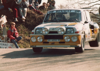 Carlos Sainz Cenamor - Antonio Boto
7º Rallye des Garrigues - Languedoc-Roussillon 1986. Renault 5 Maxiturbo (VA-4650-MA). Abandonó por el embrague en SS16 Saint-Bresson 2 de 34.20 Km.

Del 3 al 6 de Abril, Nimes, Francia
Superficie: asfalto

El Rally tenía un total de 501.90 km cronometrados divididos en 20 tramos especiales.

Tomaron la salida 102 equipos, finalizaron 44.@
Palabras clave: ;Renault;Maxiturbo;Grupo_B;Garrigues;1986