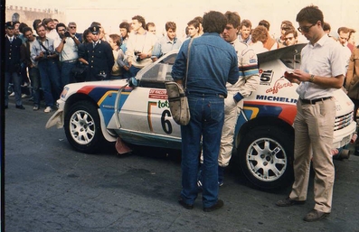 Andrea Zanussi - Paolo Amati
28º Rally Sanremo 1986. Peugeot 205 Turbo 16 E2 (MI 07097Y).

Equipo Peugeot descalificado
El tercer dí­a del Rally se examinó el Peugeot y se decreto que las aletas de la parte de abajo eran en realidad faldillas. Las faldillas habí­an sido prohibidas después del Córcega, y a pesar de que los coches habí­an pasado las verificaciones pre-rally, se excluyeron todos los Peugeot de inmediato. Peugeot llevó el asunto a la FISA en diciembre, y decidió que la exclusión era ilegal.

Todos los puntos del Rally para el Campeonato se anularon, por eso Sanremo de 1986 no pudo considerarse una prueba de WRC, y por eso Markku Alén fue Campeón del Mundo durante tan solo 10 dí­as.

Del 13 al 17 de Octubre, Sanremo, Imperia, Italia.
Superficie: asfalto - tierra.

El Rally tenía un total de 2148.69 Km de los que 532.60 Km divididos en 40 tramos eran especiales (2 de ellos fueron cancelados SS8 Santa Luce de 12.30 Km y SS22 La Sela 2 de 10.15 Km).

Tomaron la salida 118 equipos, finalizaron 38.
@

Palabras clave: ;Peugeot;Turbo;Grupo_B;Sanremo;1986