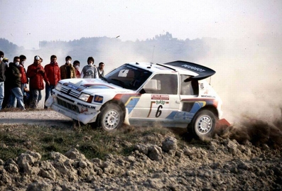 Andrea Zanussi - Paolo Amati
28º Rally Sanremo 1986. Peugeot 205 Turbo 16 E2 (MI 07097Y).

Equipo Peugeot descalificado
El tercer dí­a del Rally se examinó el Peugeot y se decreto que las aletas de la parte de abajo eran en realidad faldillas. Las faldillas habí­an sido prohibidas después del Córcega, y a pesar de que los coches habí­an pasado las verificaciones pre-rally, se excluyeron todos los Peugeot de inmediato. Peugeot llevó el asunto a la FISA en diciembre, y decidió que la exclusión era ilegal.

Todos los puntos del Rally para el Campeonato se anularon, por eso Sanremo de 1986 no pudo considerarse una prueba de WRC, y por eso Markku Alén fue Campeón del Mundo durante tan solo 10 dí­as.

Del 13 al 17 de Octubre, Sanremo, Imperia, Italia.
Superficie: asfalto - tierra.

El Rally tenía un total de 2148.69 Km de los que 532.60 Km divididos en 40 tramos eran especiales (2 de ellos fueron cancelados SS8 Santa Luce de 12.30 Km y SS22 La Sela 2 de 10.15 Km).

Tomaron la salida 118 equipos, finalizaron 38.
@

Palabras clave: ;Peugeot;Grupo_B;Turbo;Sanremo;1986