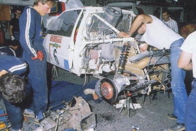 Asistencia del Equipo Peugeot Talbot Sport en el 28º Rally Sanremo 1986
En el Peugeot 205 Turbo 16 E2 (MI 07097Y) de Andrea Zanussi - Paolo Amati.

Equipo Peugeot descalificado
El tercer dí­a del Rally se examinó el Peugeot y se decreto que las aletas de la parte de abajo eran en realidad faldillas. Las faldillas habí­an sido prohibidas después del Córcega, y a pesar de que los coches habí­an pasado las verificaciones pre-rally, se excluyeron todos los Peugeot de inmediato. Peugeot llevó el asunto a la FISA en diciembre, y decidió que la exclusión era ilegal.

Todos los puntos del Rally para el Campeonato se anularon, por eso Sanremo de 1986 no pudo considerarse una prueba de WRC, y por eso Markku Alén fue Campeón del Mundo durante tan solo 10 dí­as.

Del 13 al 17 de Octubre, Sanremo, Imperia, Italia.
Superficie: asfalto - tierra.

El Rally tenía un total de 2148.69 Km de los que 532.60 Km divididos en 40 tramos eran especiales (2 de ellos fueron cancelados SS8 Santa Luce de 12.30 Km y SS22 La Sela 2 de 10.15 Km).

Tomaron la salida 118 equipos, finalizaron 38.
@

Palabras clave: ;Peugeot;Turbo;Grupo_B;Sanremo;1986;Asistencias