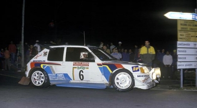 Andrea Zanussi - Paolo Amati
28º Rally Sanremo 1986. Peugeot 205 Turbo 16 E2 (MI 07097Y).

Equipo Peugeot descalificado
El tercer dí­a del Rally se examinó el Peugeot y se decreto que las aletas de la parte de abajo eran en realidad faldillas. Las faldillas habí­an sido prohibidas después del Córcega, y a pesar de que los coches habí­an pasado las verificaciones pre-rally, se excluyeron todos los Peugeot de inmediato. Peugeot llevó el asunto a la FISA en diciembre, y decidió que la exclusión era ilegal.

Todos los puntos del Rally para el Campeonato se anularon, por eso Sanremo de 1986 no pudo considerarse una prueba de WRC, y por eso Markku Alén fue Campeón del Mundo durante tan solo 10 dí­as.

Del 13 al 17 de Octubre, Sanremo, Imperia, Italia.
Superficie: asfalto - tierra.

El Rally tenía un total de 2148.69 Km de los que 532.60 Km divididos en 40 tramos eran especiales (2 de ellos fueron cancelados SS8 Santa Luce de 12.30 Km y SS22 La Sela 2 de 10.15 Km).

Tomaron la salida 118 equipos, finalizaron 38.
@

Palabras clave: ;Peugeot;Grupo_B;Turbo;Sanremo;1986