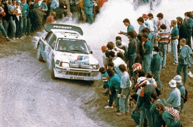 Andrea Zanussi - Paolo Amati
28º Rally Sanremo 1986. Peugeot 205 Turbo 16 E2 (MI 07097Y).

Equipo Peugeot descalificado
El tercer dí­a del Rally se examinó el Peugeot y se decreto que las aletas de la parte de abajo eran en realidad faldillas. Las faldillas habí­an sido prohibidas después del Córcega, y a pesar de que los coches habí­an pasado las verificaciones pre-rally, se excluyeron todos los Peugeot de inmediato. Peugeot llevó el asunto a la FISA en diciembre, y decidió que la exclusión era ilegal.

Todos los puntos del Rally para el Campeonato se anularon, por eso Sanremo de 1986 no pudo considerarse una prueba de WRC, y por eso Markku Alén fue Campeón del Mundo durante tan solo 10 dí­as.

Del 13 al 17 de Octubre, Sanremo, Imperia, Italia.
Superficie: asfalto - tierra.

El Rally tenía un total de 2148.69 Km de los que 532.60 Km divididos en 40 tramos eran especiales (2 de ellos fueron cancelados SS8 Santa Luce de 12.30 Km y SS22 La Sela 2 de 10.15 Km).

Tomaron la salida 118 equipos, finalizaron 38.
@

Palabras clave: ;Peugeot;Grupo_B;Turbo;Sanremo;1986