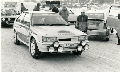Ingvar Carlsson - Jan-Olof Bohlin
36º Internacional Suecia Rally 1986. Mazda 323 4WD (EXR 949). Abandonó  por problemas electricos en SS15 Musjoheden de 29.89 Km.

Del 14 al 16 de Febrero, Karlstad, Suecia.
Superficie: nieve - hielo.

El Rally tenia un total de 1670.00 km de los que 556.79 km divididos en 30 tramos eran especiales.

Tomaron la salida 107 equipos, finalizaron 62.
Palabras clave: ;Mazda;4WD;Suecia;1986