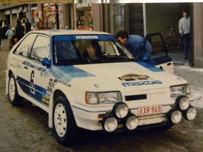 Ingvar Carlsson - Jan-Olof Bohlin
36º Internacional Suecia Rally 1986. Mazda 323 4WD (EXR 949). Abandonó  por problemas electricos en SS15 Musjoheden de 29.89 Km.

Del 14 al 16 de Febrero, Karlstad, Suecia.
Superficie: nieve - hielo.

El Rally tenia un total de 1670.00 km de los que 556.79 km divididos en 30 tramos eran especiales.

Tomaron la salida 107 equipos, finalizaron 62.
Palabras clave: ;Mazda;4WD;Suecia;1986