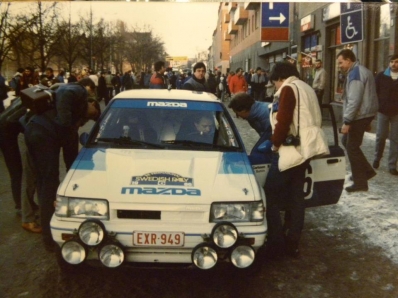 Ingvar Carlsson - Jan-Olof Bohlin
36º Internacional Suecia Rally 1986. Mazda 323 4WD (EXR 949). Abandonó  por problemas electricos en SS15 Musjoheden de 29.89 Km.

Del 14 al 16 de Febrero, Karlstad, Suecia.
Superficie: nieve - hielo.

El Rally tenia un total de 1670.00 km de los que 556.79 km divididos en 30 tramos eran especiales.

Tomaron la salida 107 equipos, finalizaron 62.
Palabras clave: ;Mazda;4WD;Suecia;1986