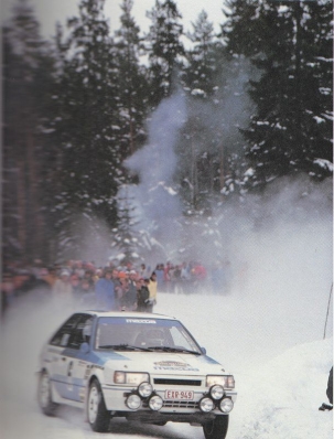 Ingvar Carlsson - Jan-Olof Bohlin
36º Internacional Suecia Rally 1986. Mazda 323 4WD (EXR 949). Abandonó  por problemas electricos en SS15 Musjoheden de 29.89 Km.

Del 14 al 16 de Febrero, Karlstad, Suecia.
Superficie: nieve - hielo.

El Rally tenia un total de 1670.00 km de los que 556.79 km divididos en 30 tramos eran especiales.

Tomaron la salida 107 equipos, finalizaron 62.
Palabras clave: ;Mazda;4WD;Suecia;1986;Nieve